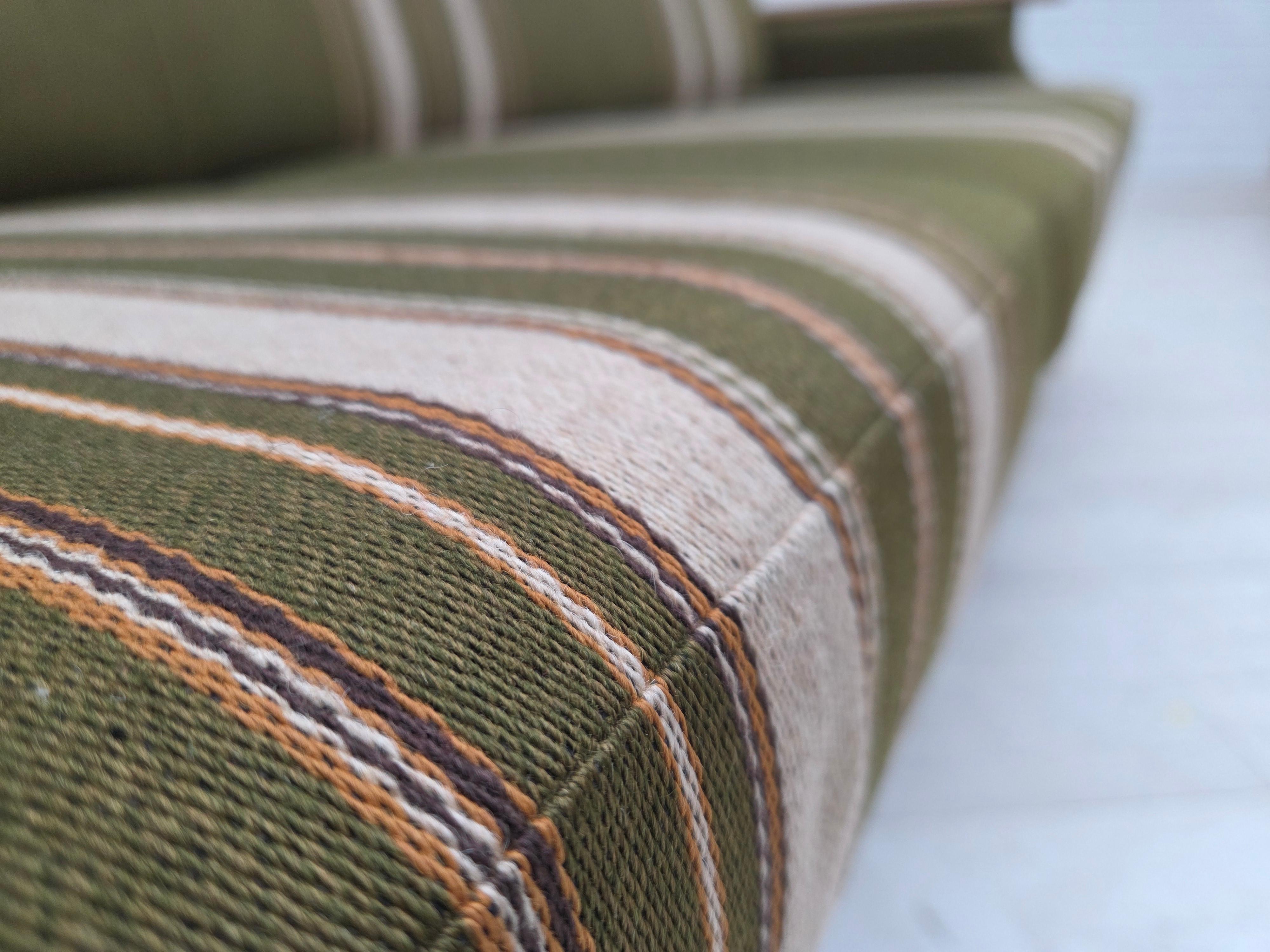 1970s, Danish 3-seater sofa, furniture wool, solid oak wood. en vente 1