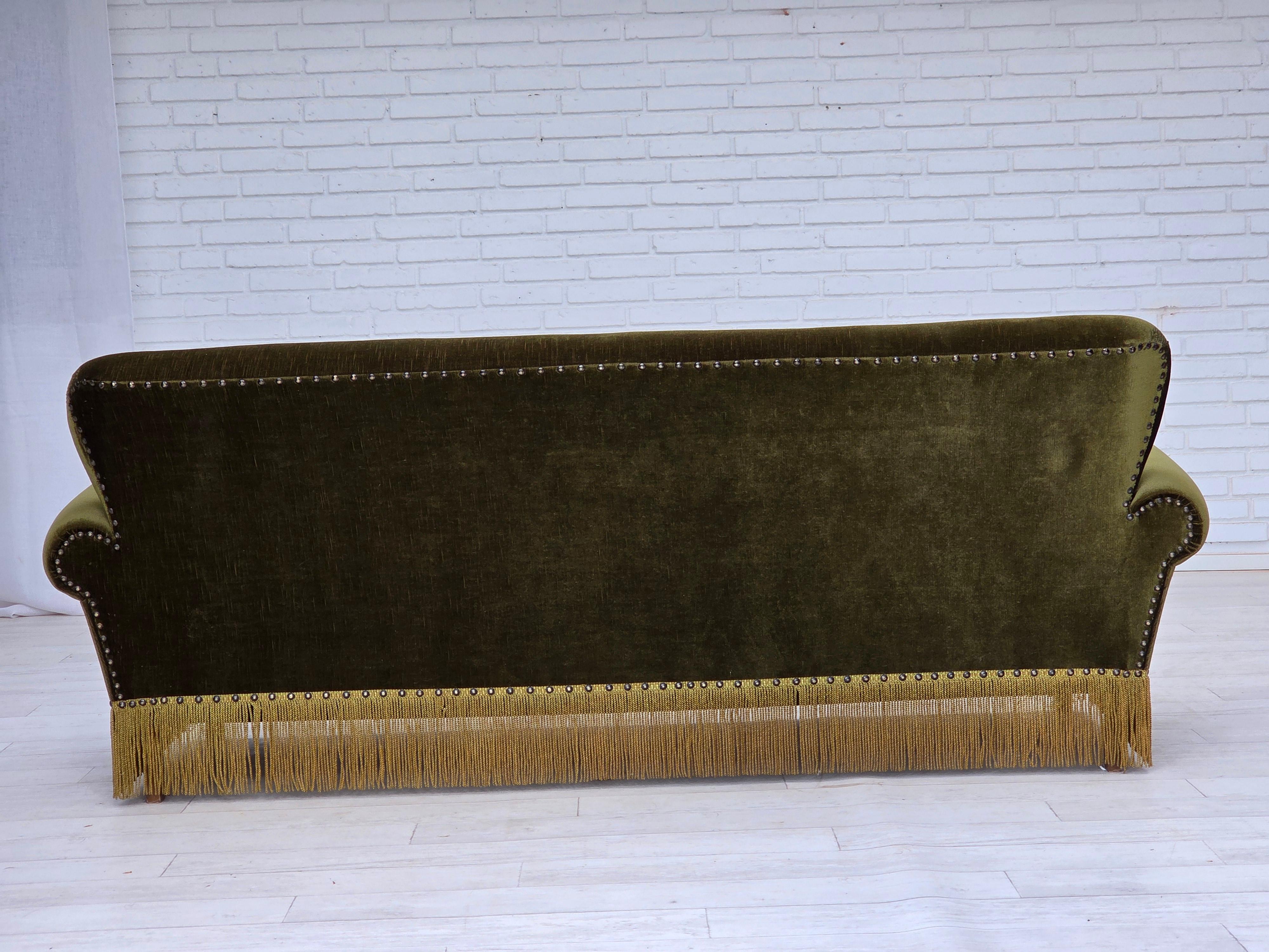 Anni '70, divano danese a 3 posti, velluto verde da arredamento, gambe in legno di frassino. in vendita 3