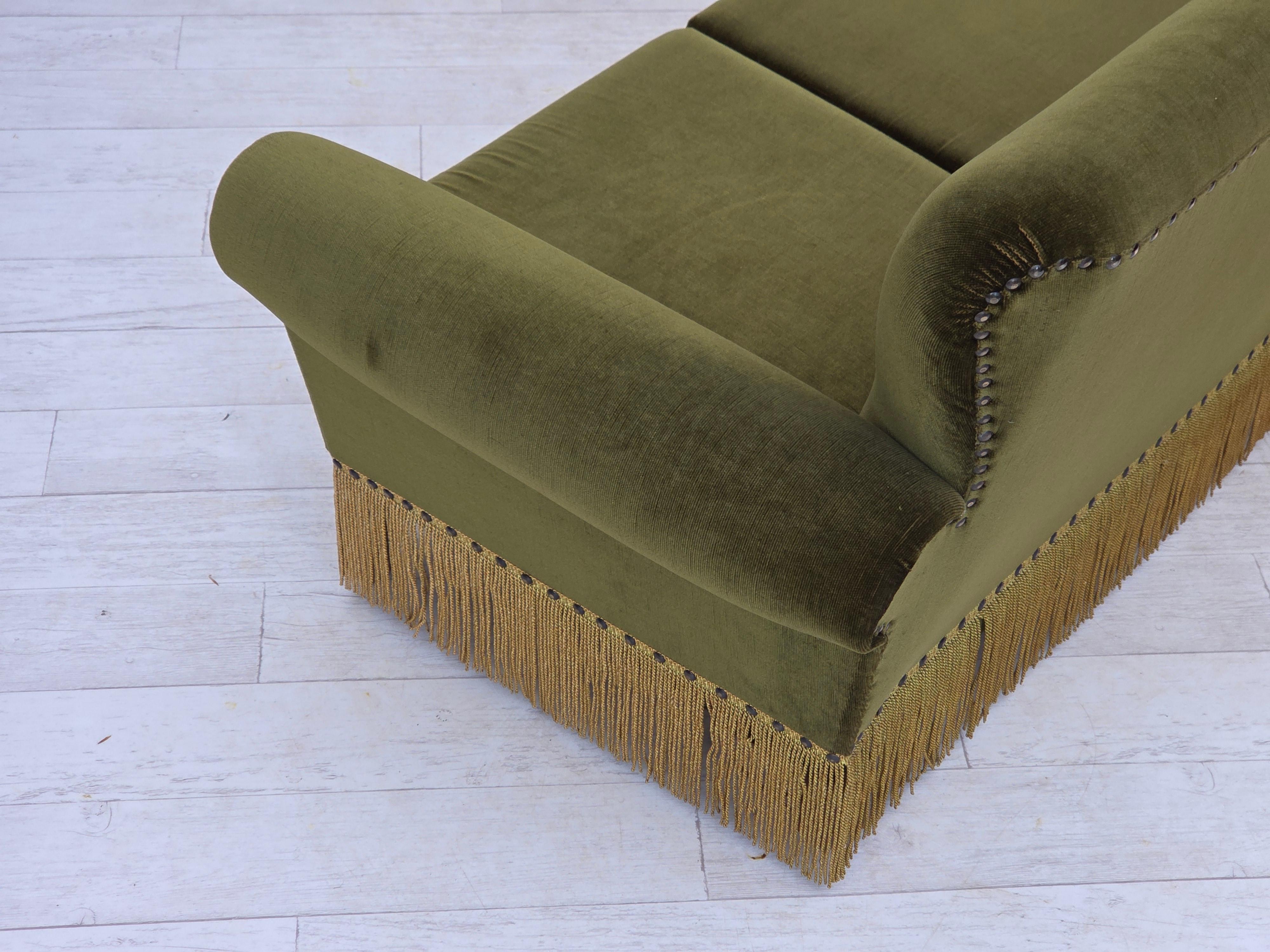 Anni '70, divano danese a 3 posti, velluto verde da arredamento, gambe in legno di frassino. in vendita 4