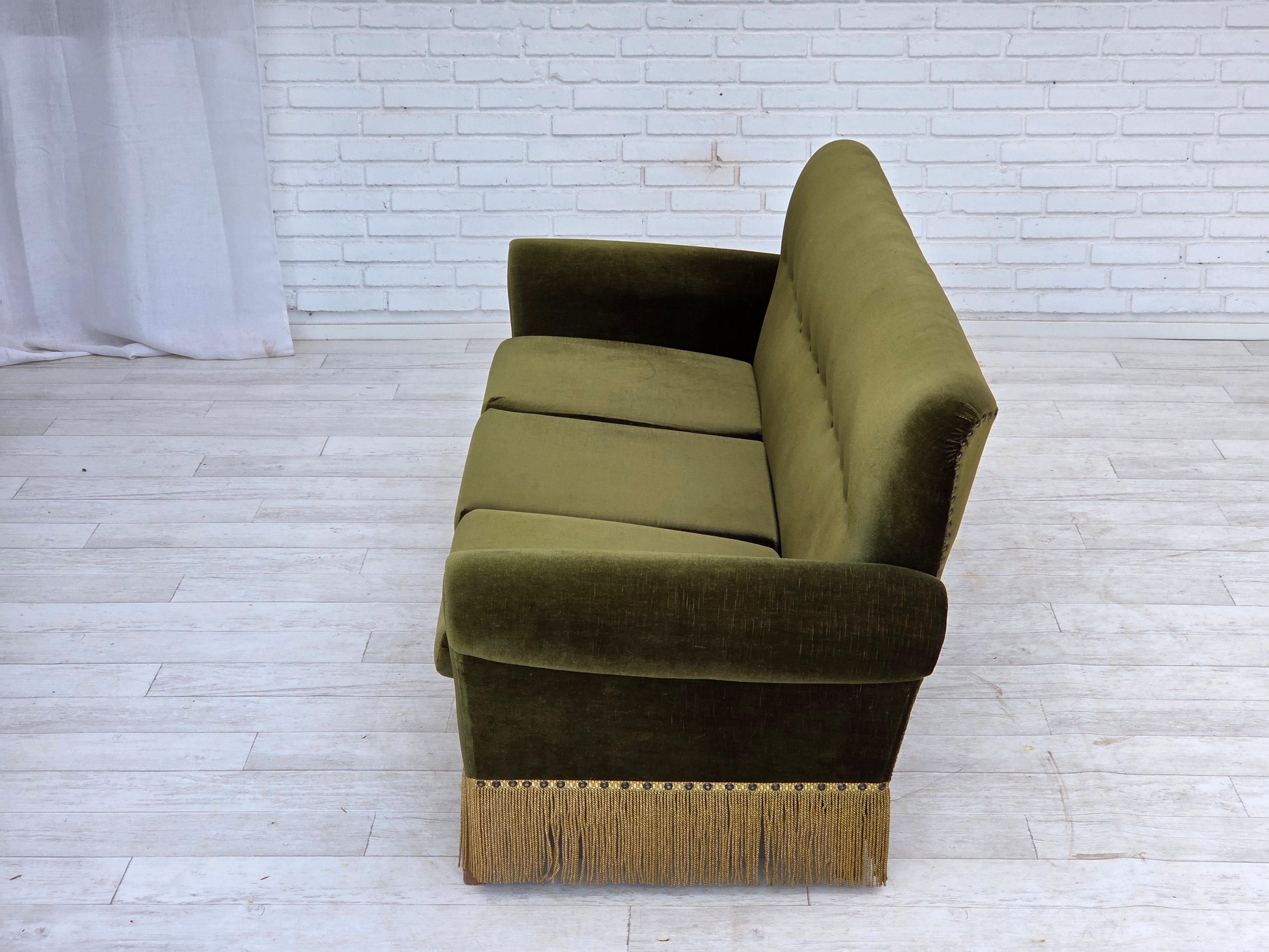 Anni '70, divano danese a 3 posti, velluto verde da arredamento, gambe in legno di frassino. in vendita 5