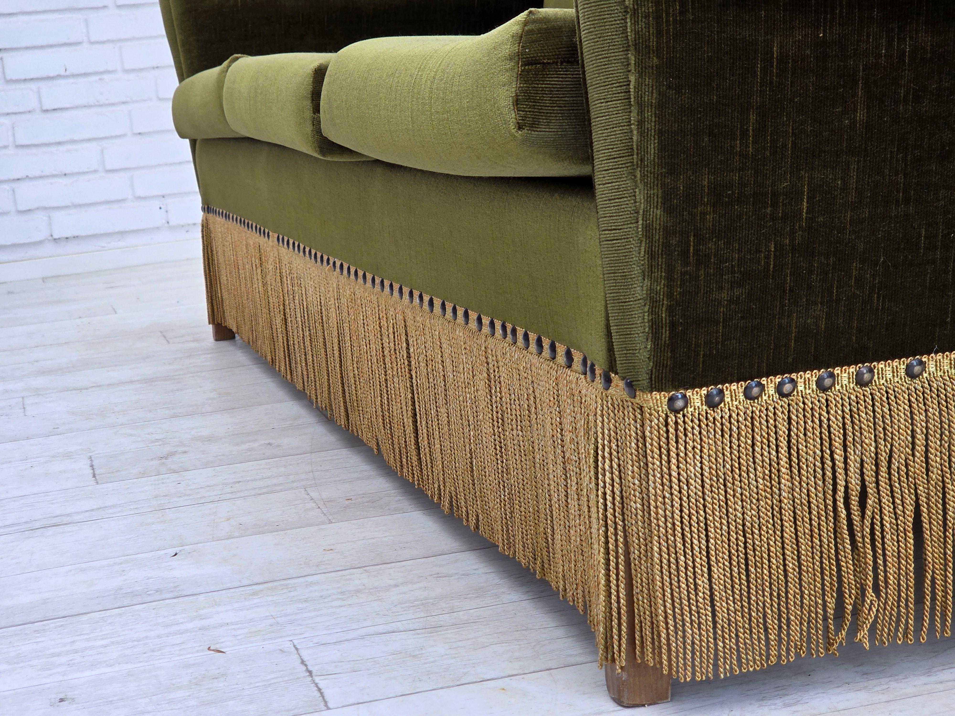 Anni '70, divano danese a 3 posti, velluto verde da arredamento, gambe in legno di frassino. in vendita 6