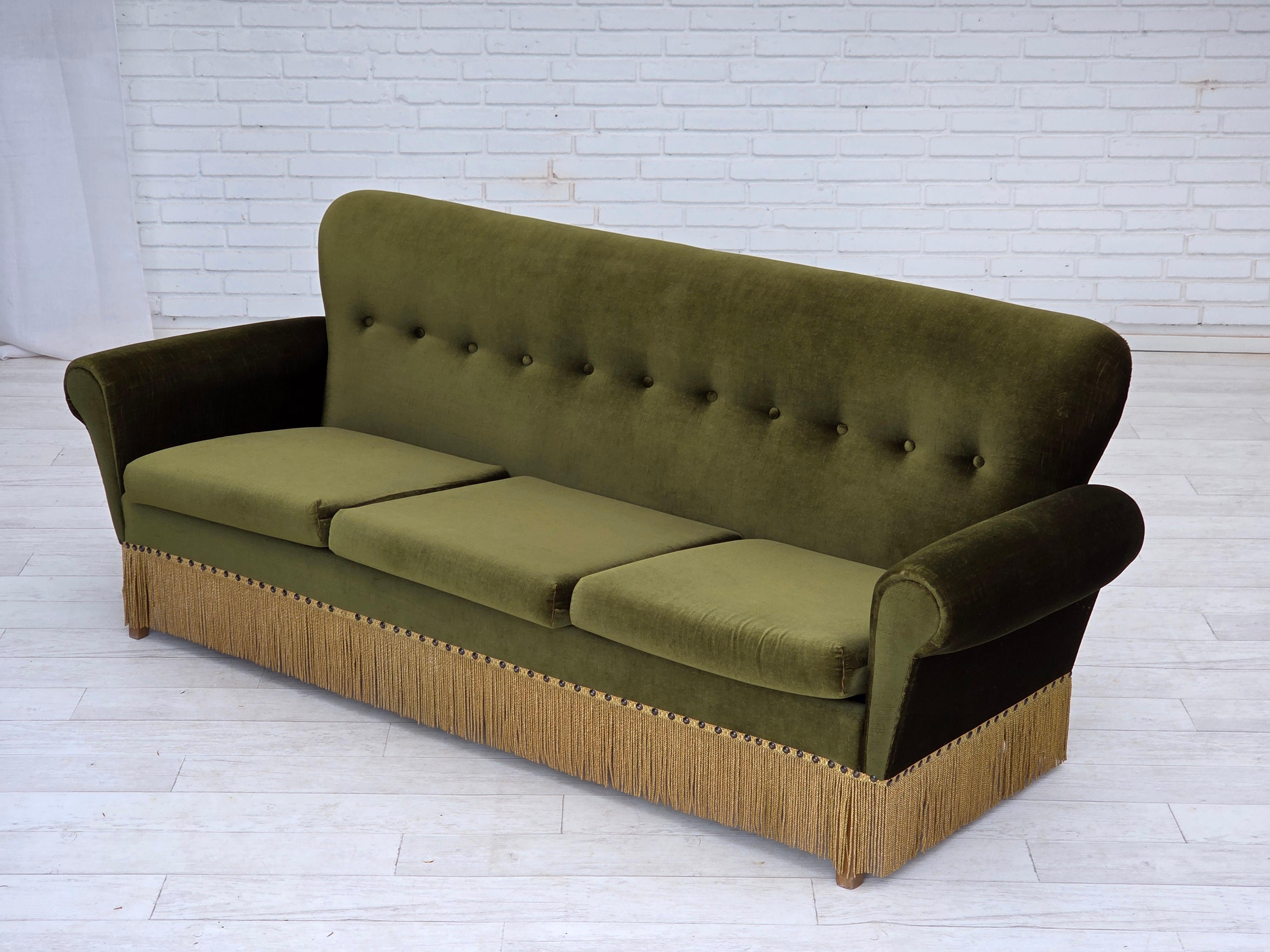 Anni '70, divano danese a 3 posti, velluto verde da arredamento, gambe in legno di frassino. in vendita 7