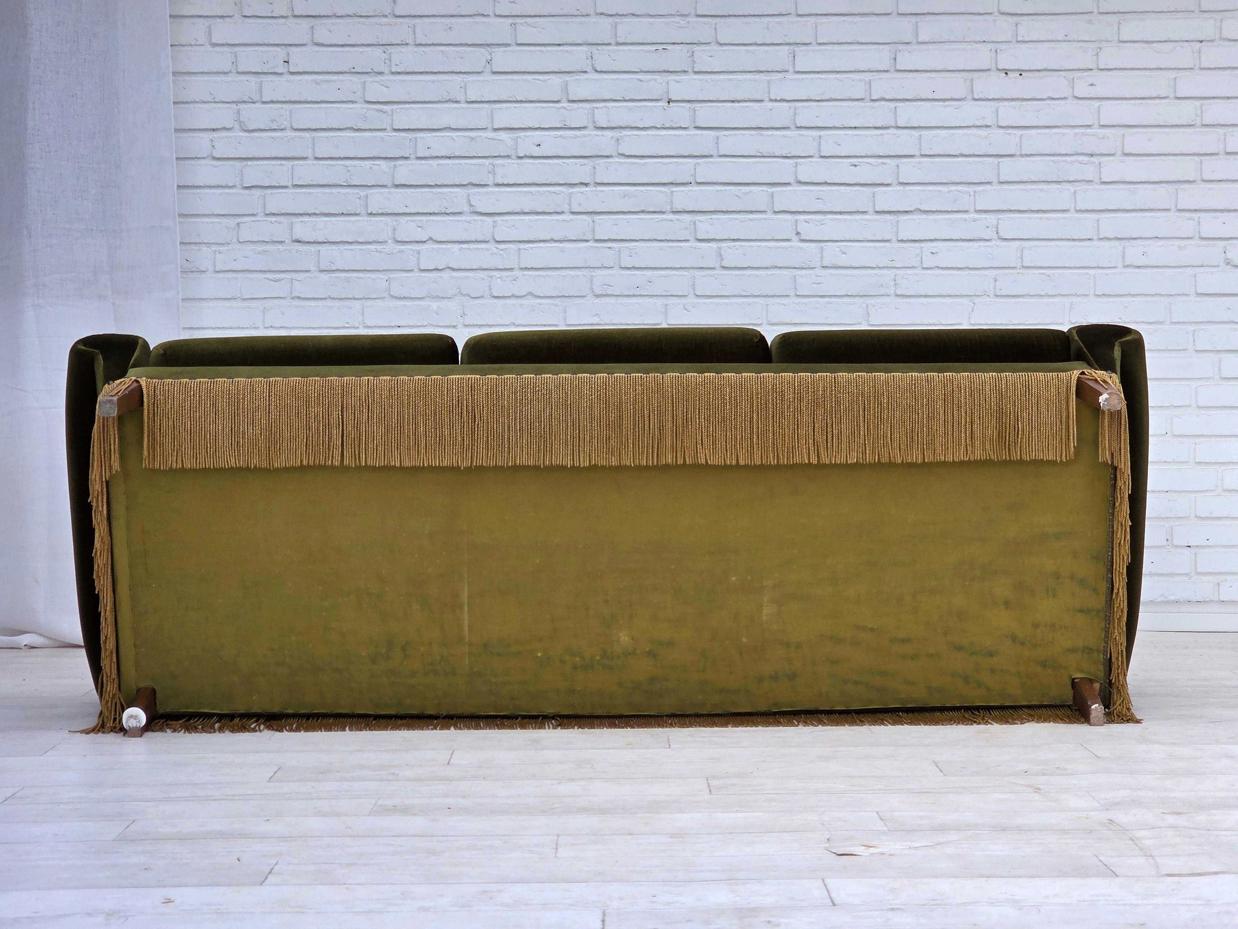 Anni '70, divano danese a 3 posti, velluto verde da arredamento, gambe in legno di frassino. in vendita 8