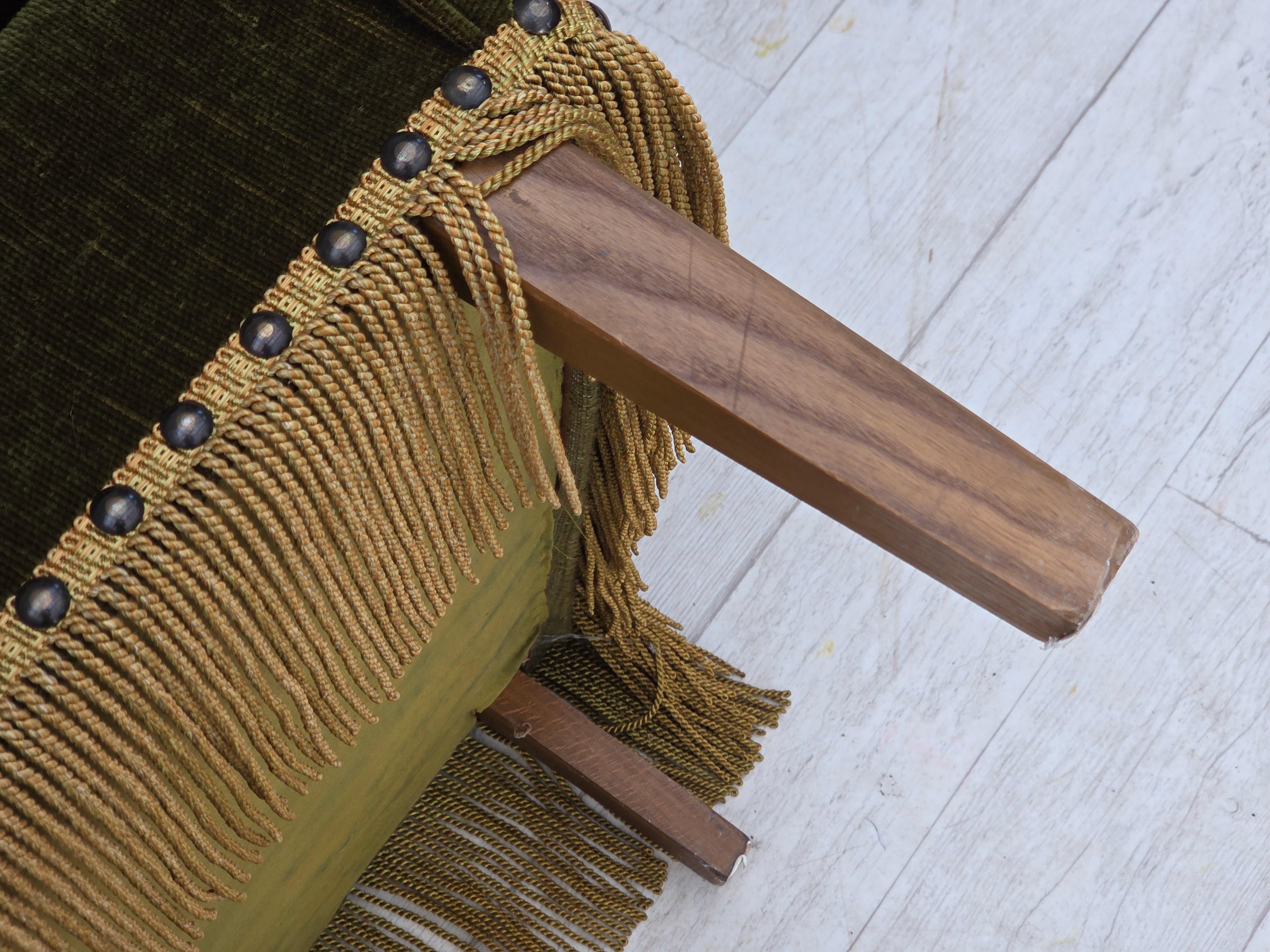 Anni '70, divano danese a 3 posti, velluto verde da arredamento, gambe in legno di frassino. in vendita 9