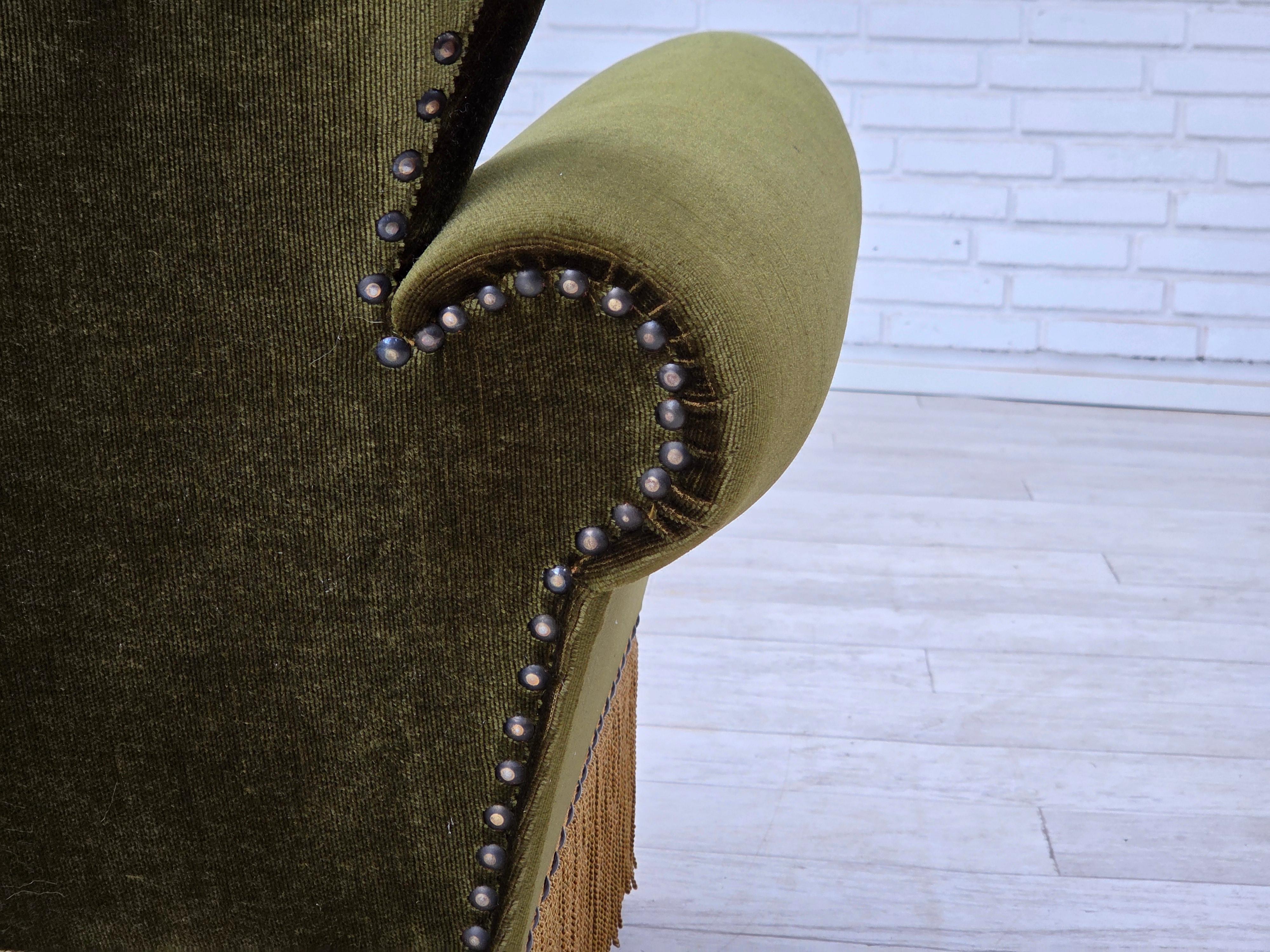 Anni '70, divano danese a 3 posti, velluto verde da arredamento, gambe in legno di frassino. in vendita 12