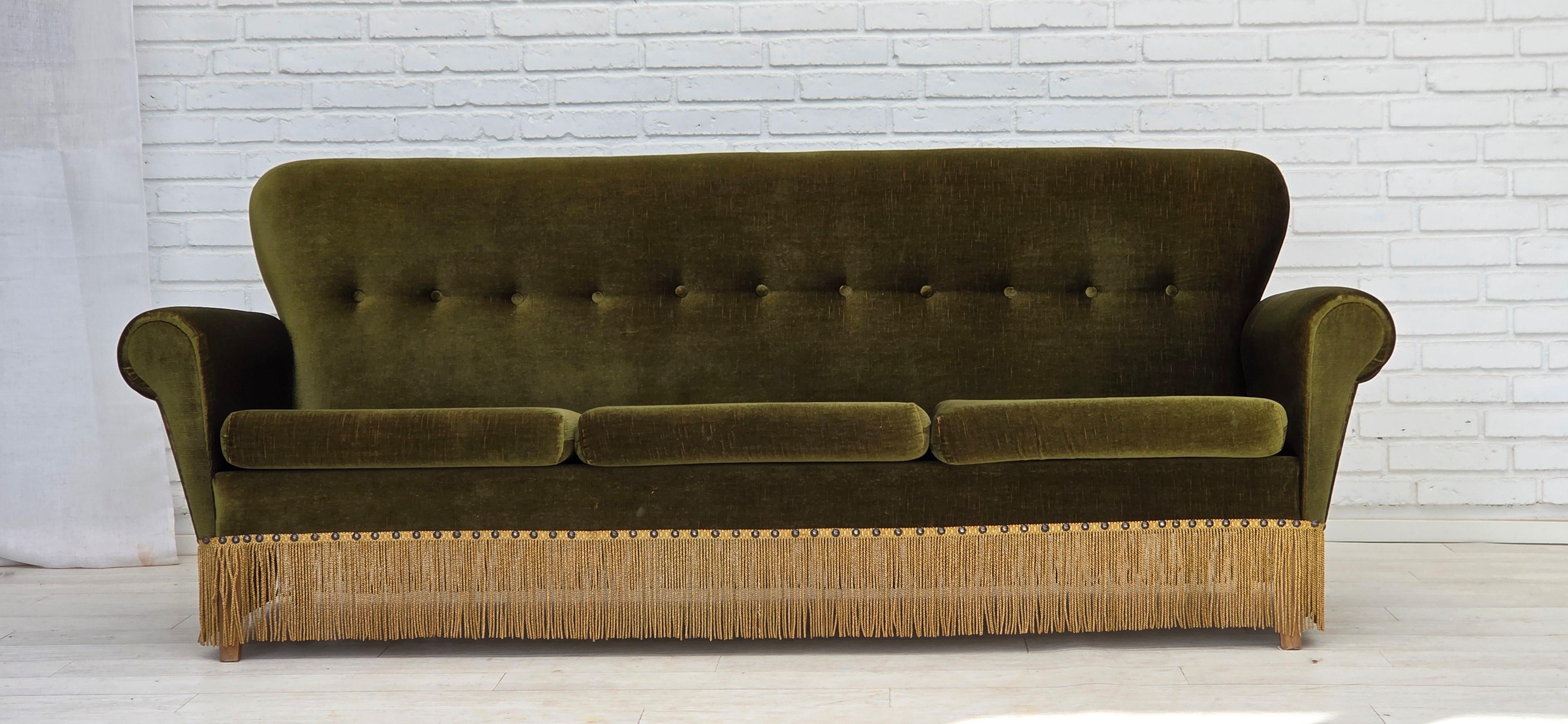 Divano danese a 3 posti degli anni '70. Velluto da arredamento verde, gambe in legno di frassino. Condizioni originali molto buone: nessun odore, nessuna macchia e struttura stabile. Prodotto da un produttore di mobili danese negli anni 1970-75