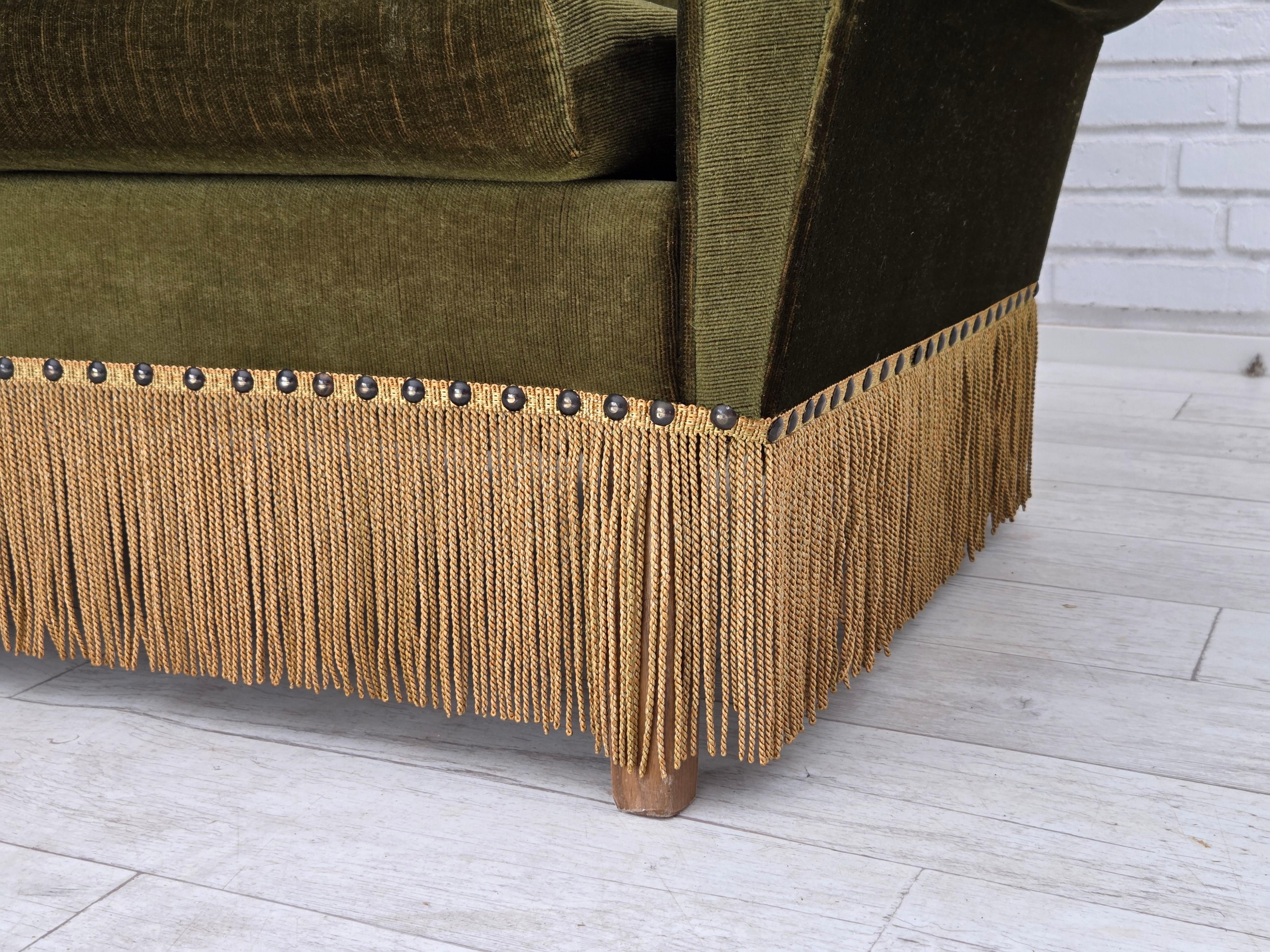 Scandinavo moderno Anni '70, divano danese a 3 posti, velluto verde da arredamento, gambe in legno di frassino. in vendita