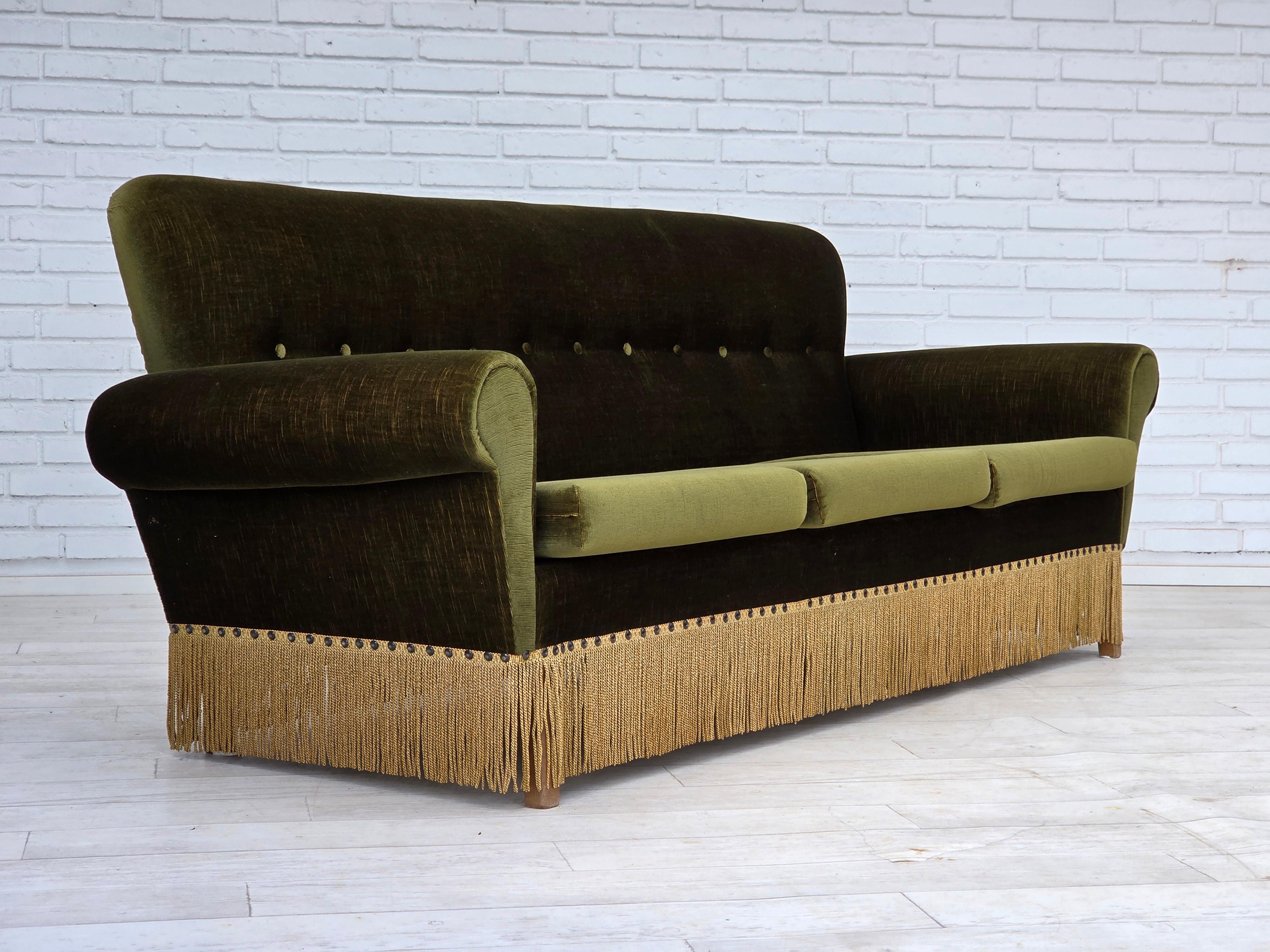 Danese Anni '70, divano danese a 3 posti, velluto verde da arredamento, gambe in legno di frassino. in vendita