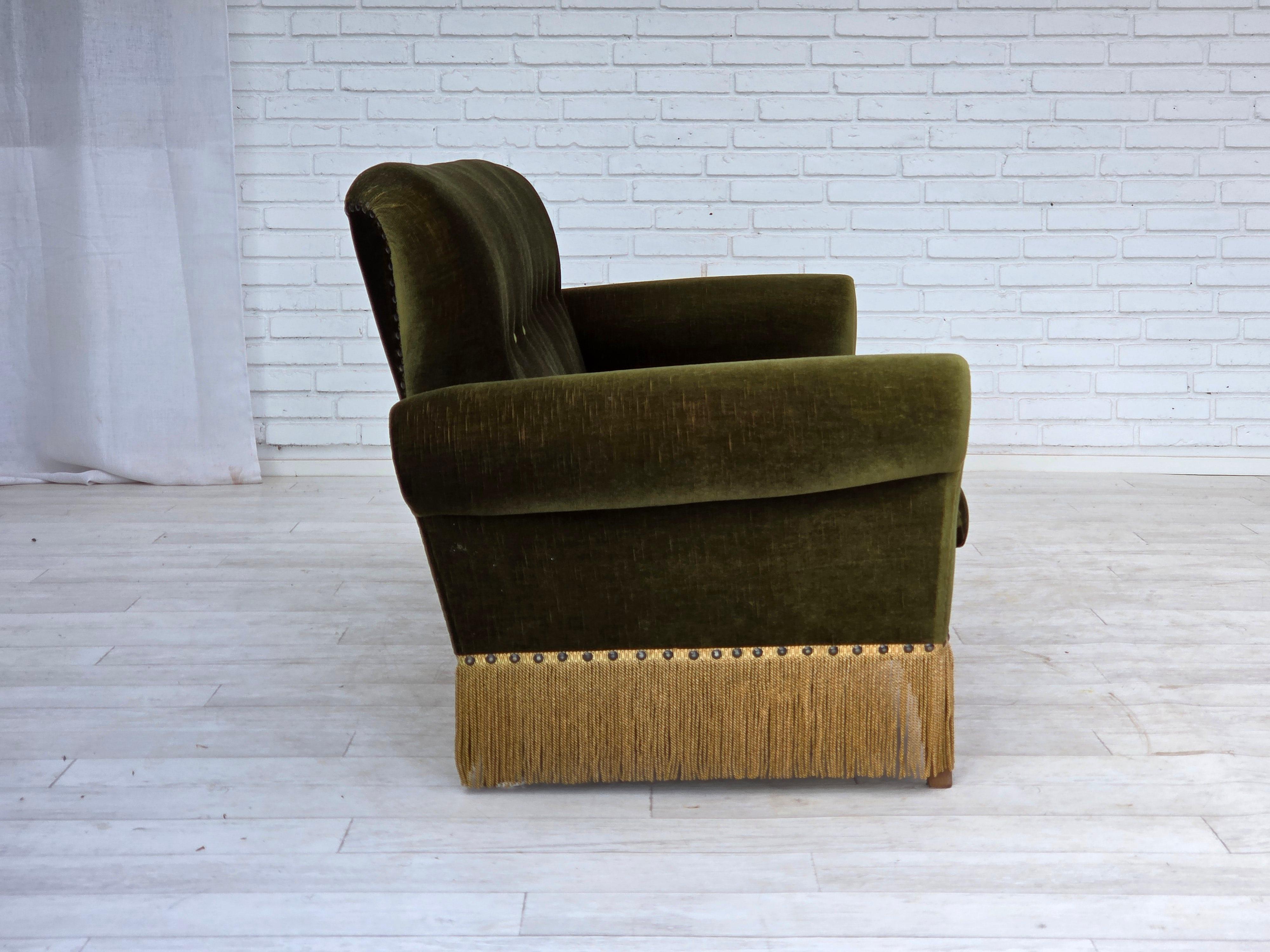 Fine XX secolo Anni '70, divano danese a 3 posti, velluto verde da arredamento, gambe in legno di frassino. in vendita