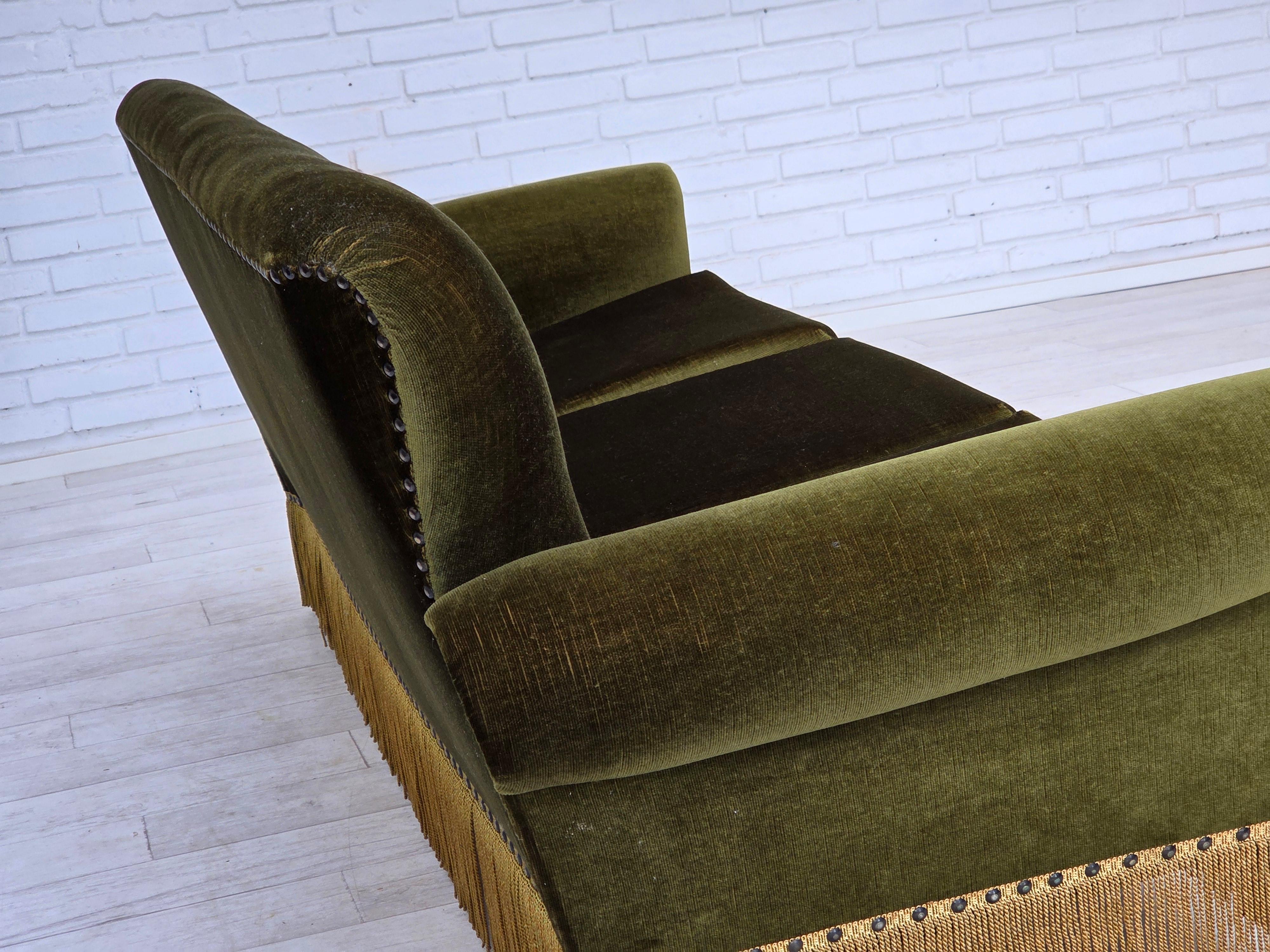 Anni '70, divano danese a 3 posti, velluto verde da arredamento, gambe in legno di frassino. in vendita 1