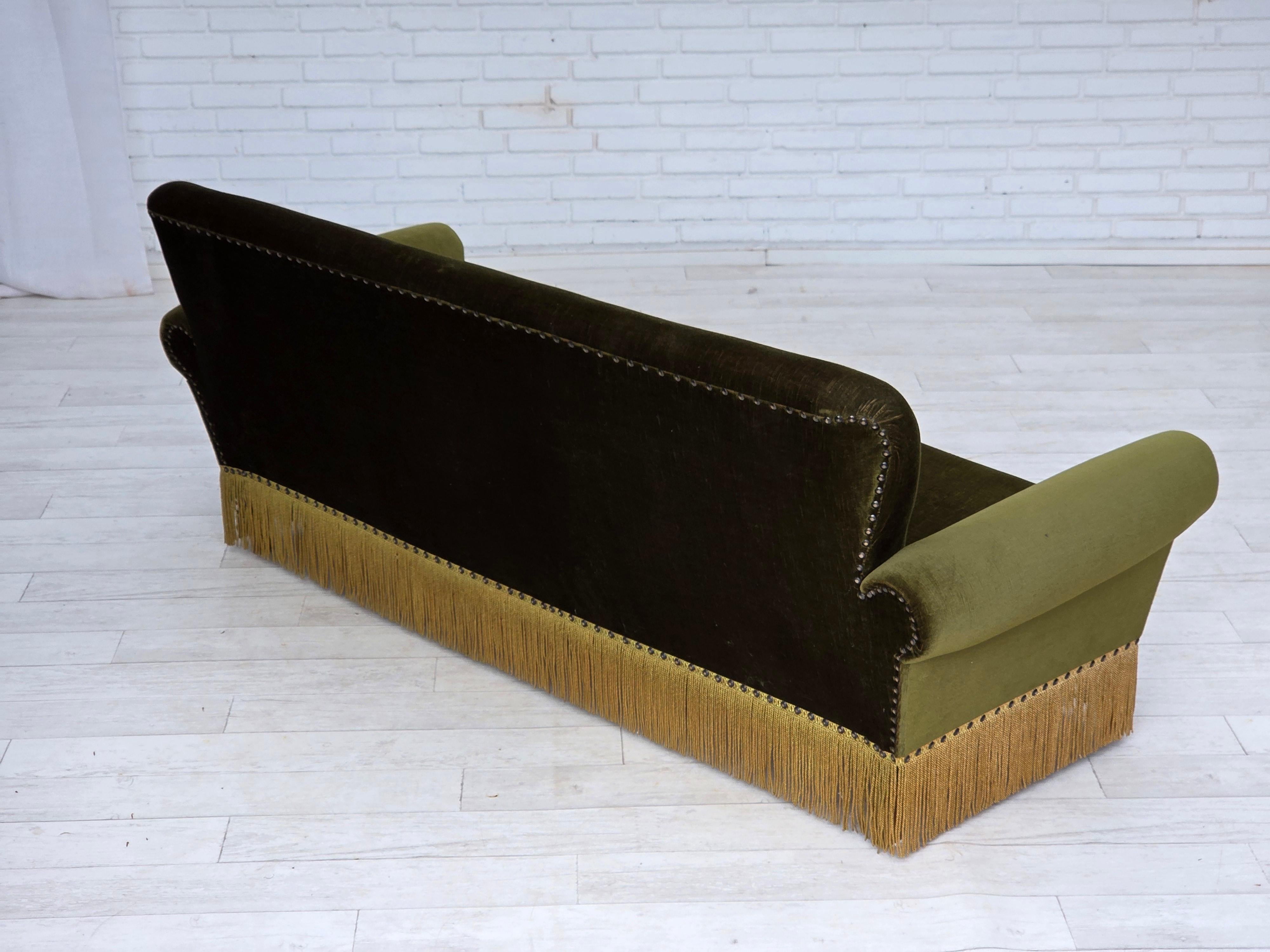 Anni '70, divano danese a 3 posti, velluto verde da arredamento, gambe in legno di frassino. in vendita 2