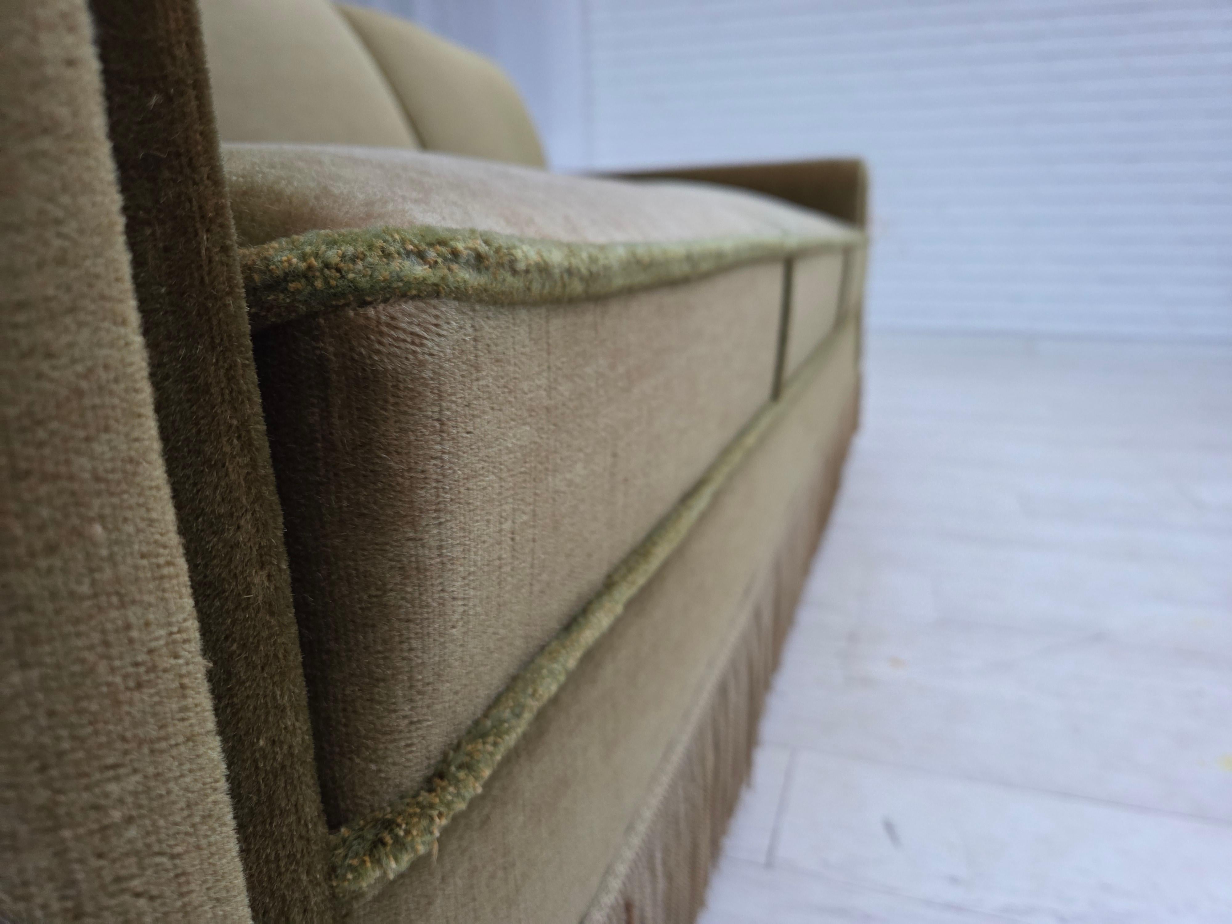 Anni '70, divano danese a 3 posti, velluto verde da arredamento, gambe in legno di teak. in vendita 5