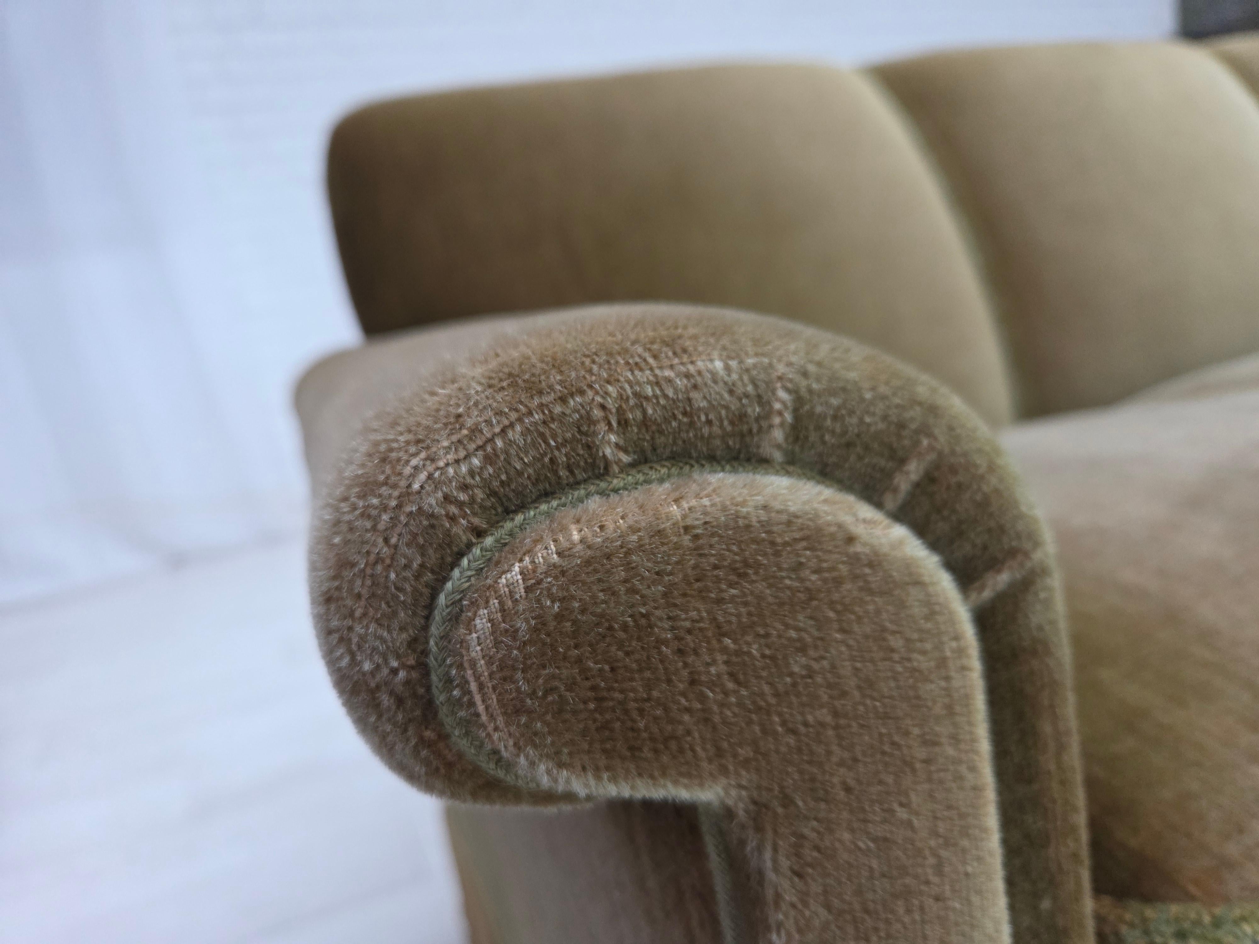 Danese Anni '70, divano danese a 3 posti, velluto verde da arredamento, gambe in legno di teak. in vendita