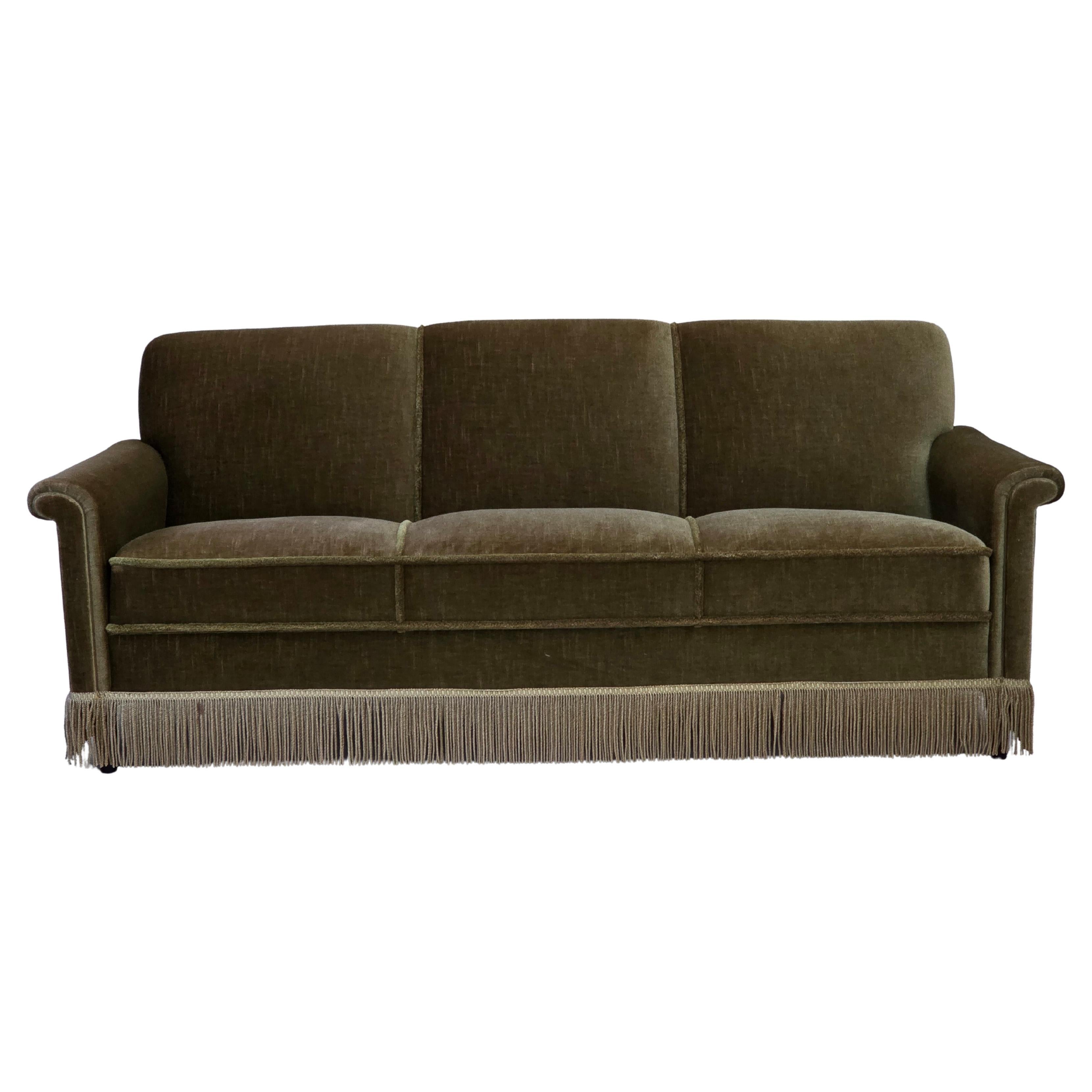 Anni '70, divano danese a 3 posti, velluto verde da arredamento, gambe in legno di teak.
