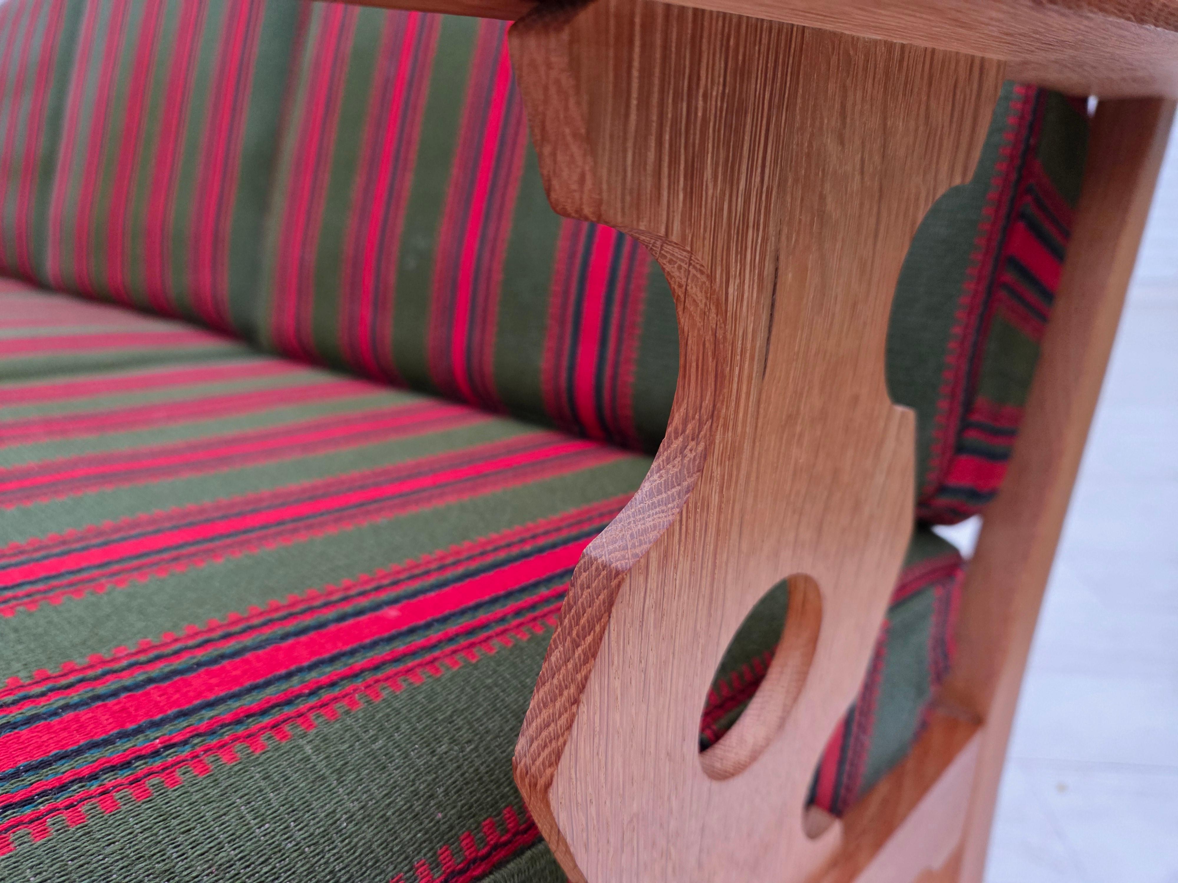 1970er, Dänisches 3-Sitzer-Sofa, grüne Möbelwolle, Eichenholz. im Angebot 4