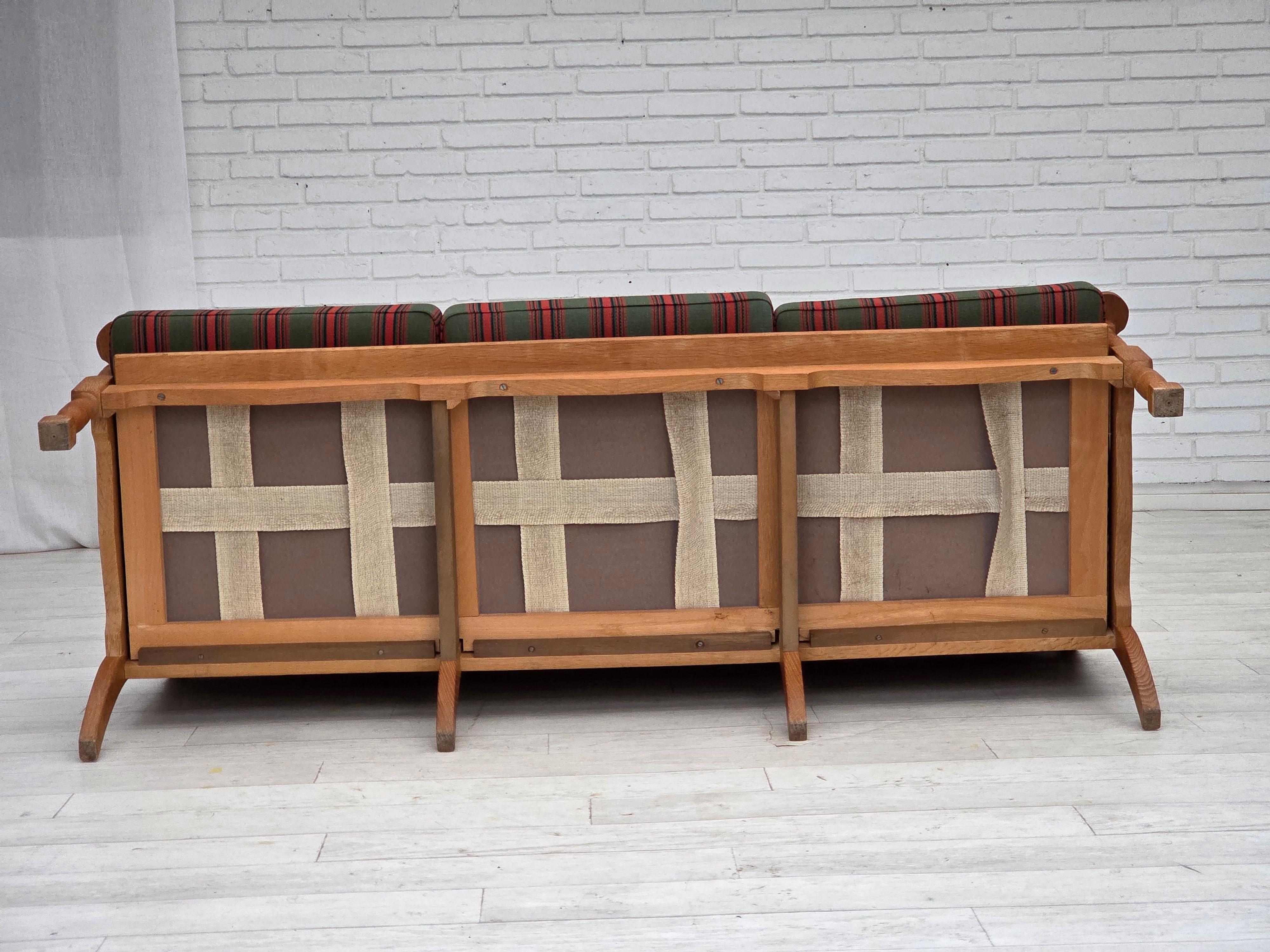 1970er, Dänisches 3-Sitzer-Sofa, grüne Möbelwolle, Eichenholz. im Angebot 5