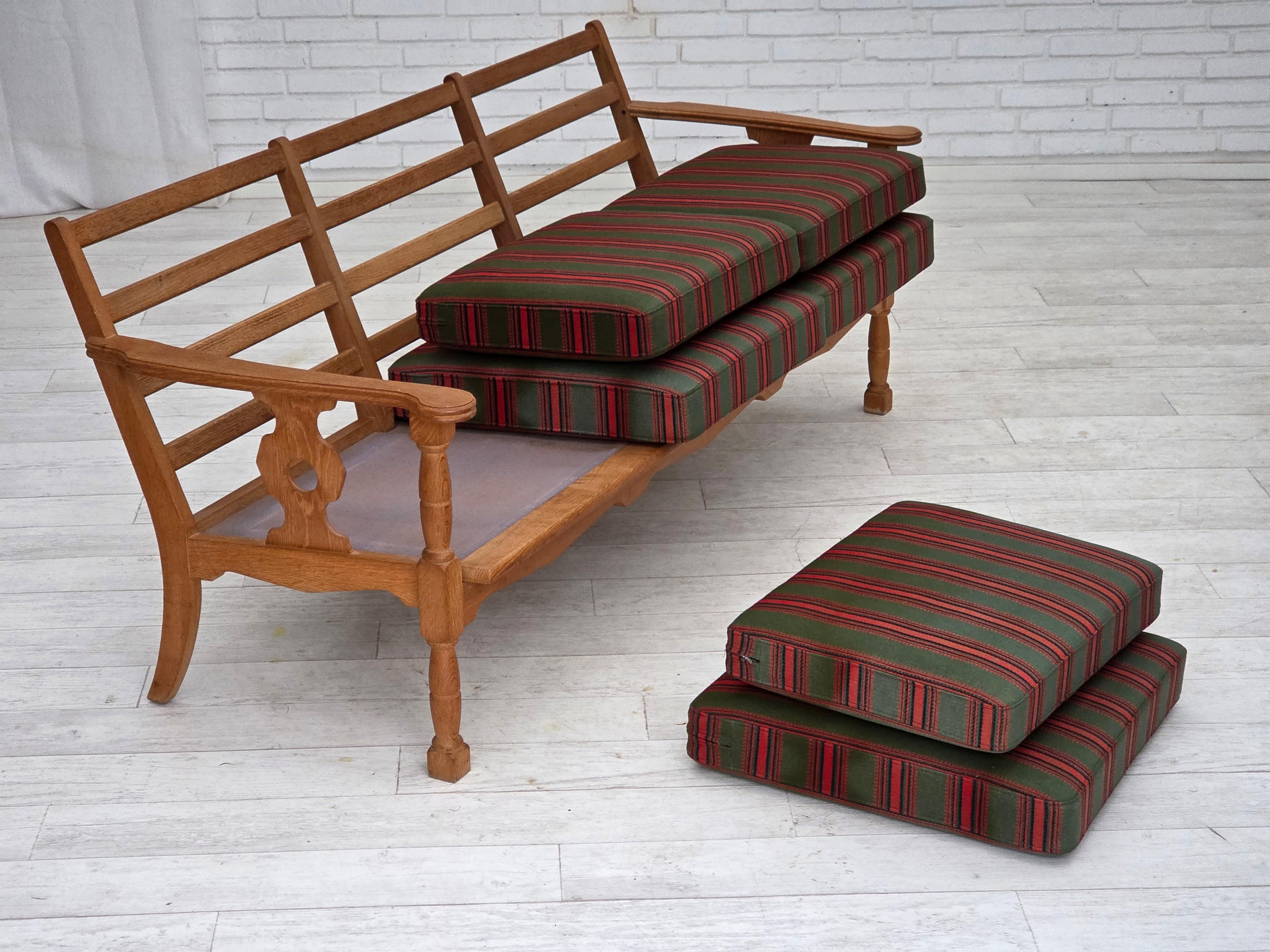 1970er, Dänisches 3-Sitzer-Sofa, grüne Möbelwolle, Eichenholz. im Angebot 7