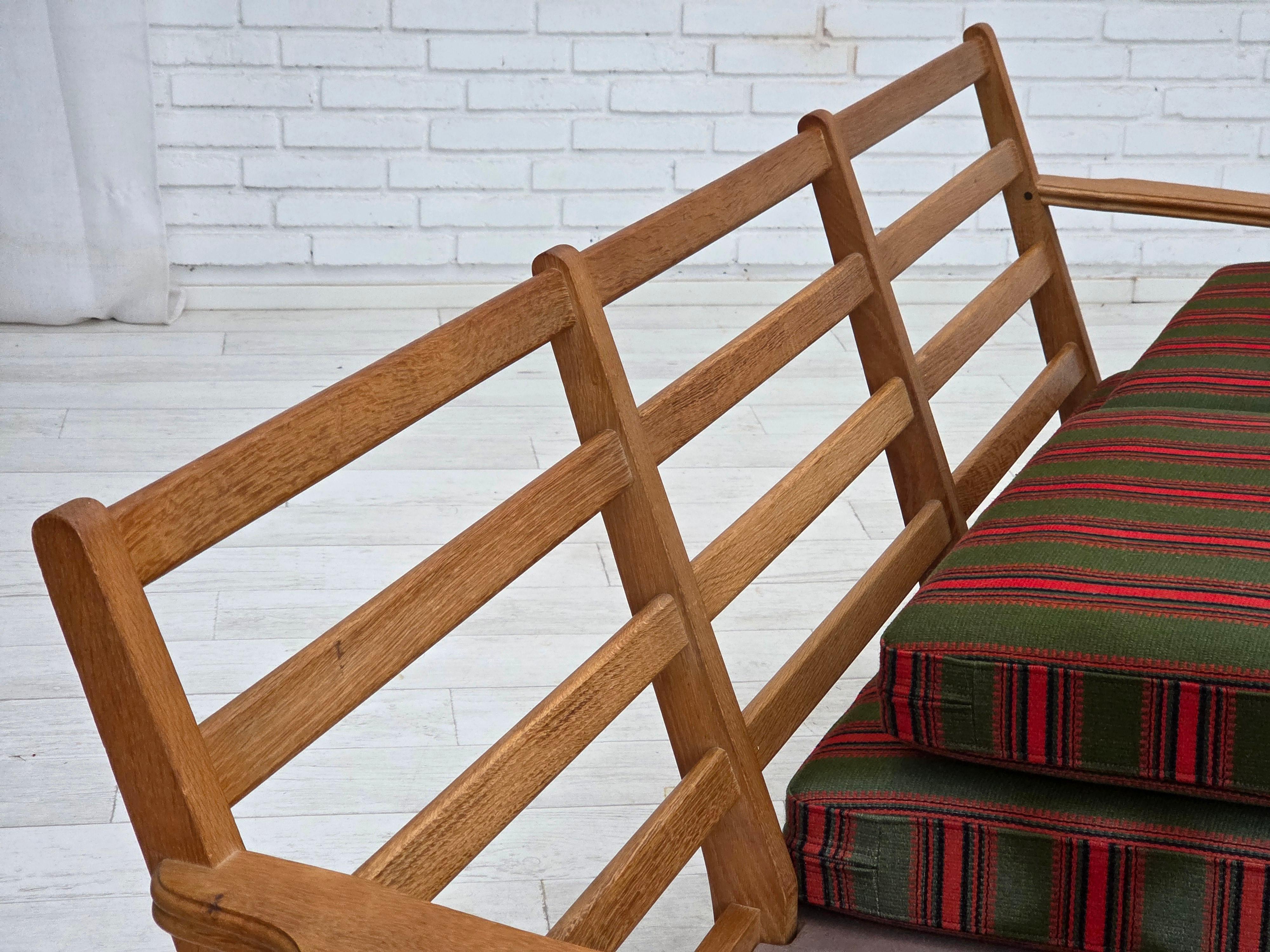 1970er, Dänisches 3-Sitzer-Sofa, grüne Möbelwolle, Eichenholz. im Angebot 8