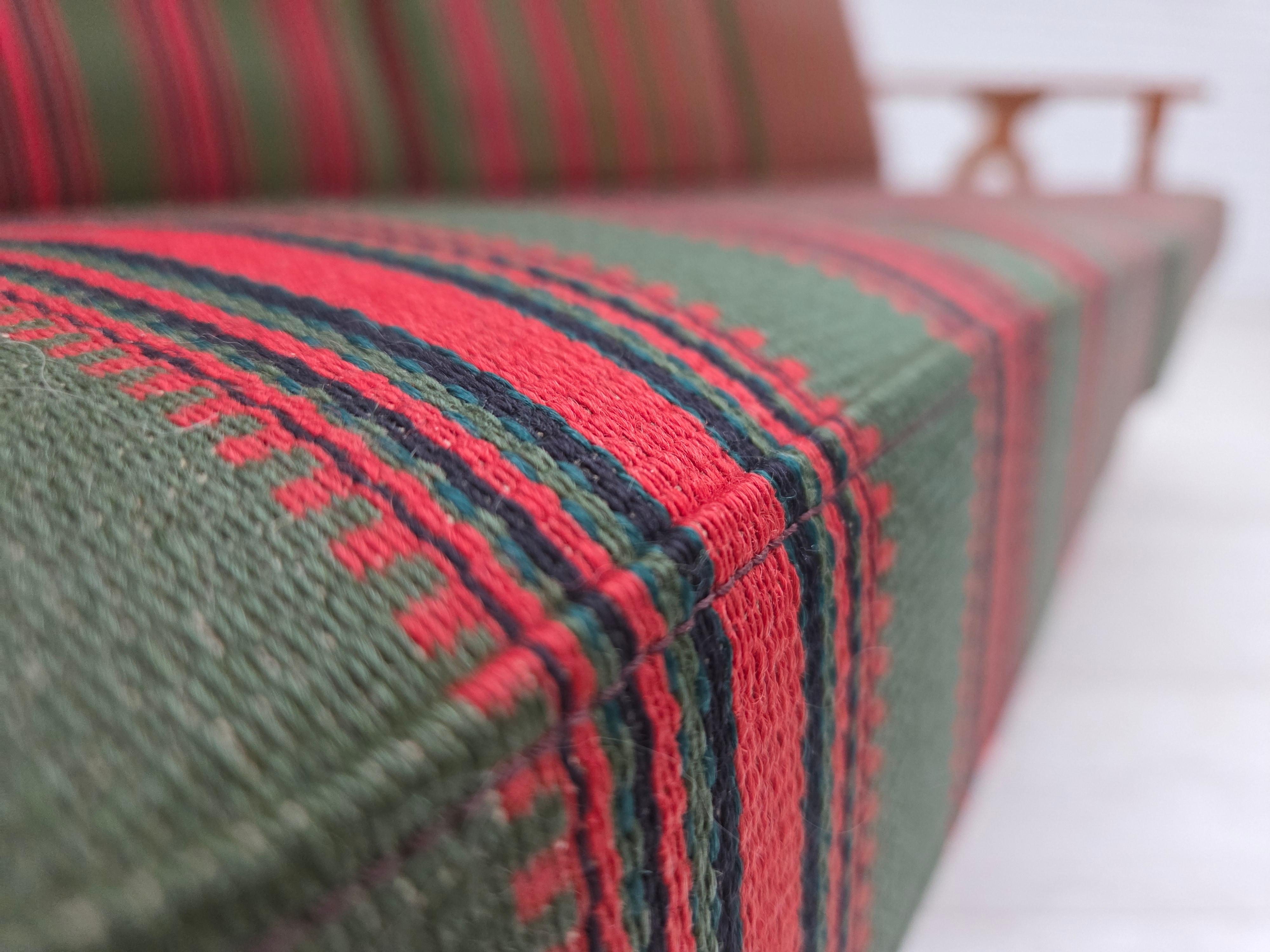 1970er, Dänisches 3-Sitzer-Sofa, grüne Möbelwolle, Eichenholz. im Angebot 10