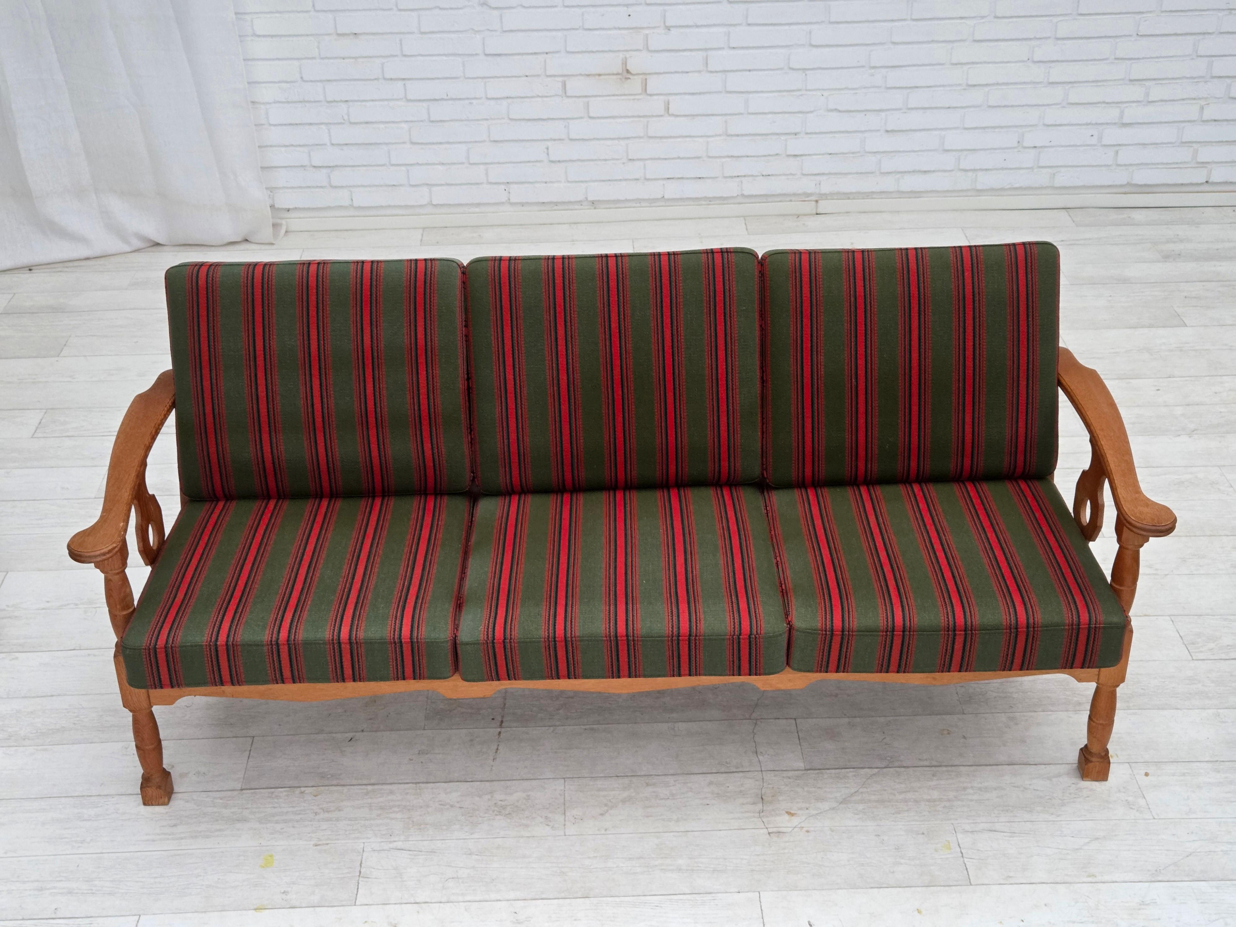 1970er, Dänisches 3-Sitzer-Sofa, grüne Möbelwolle, Eichenholz. (Skandinavische Moderne) im Angebot