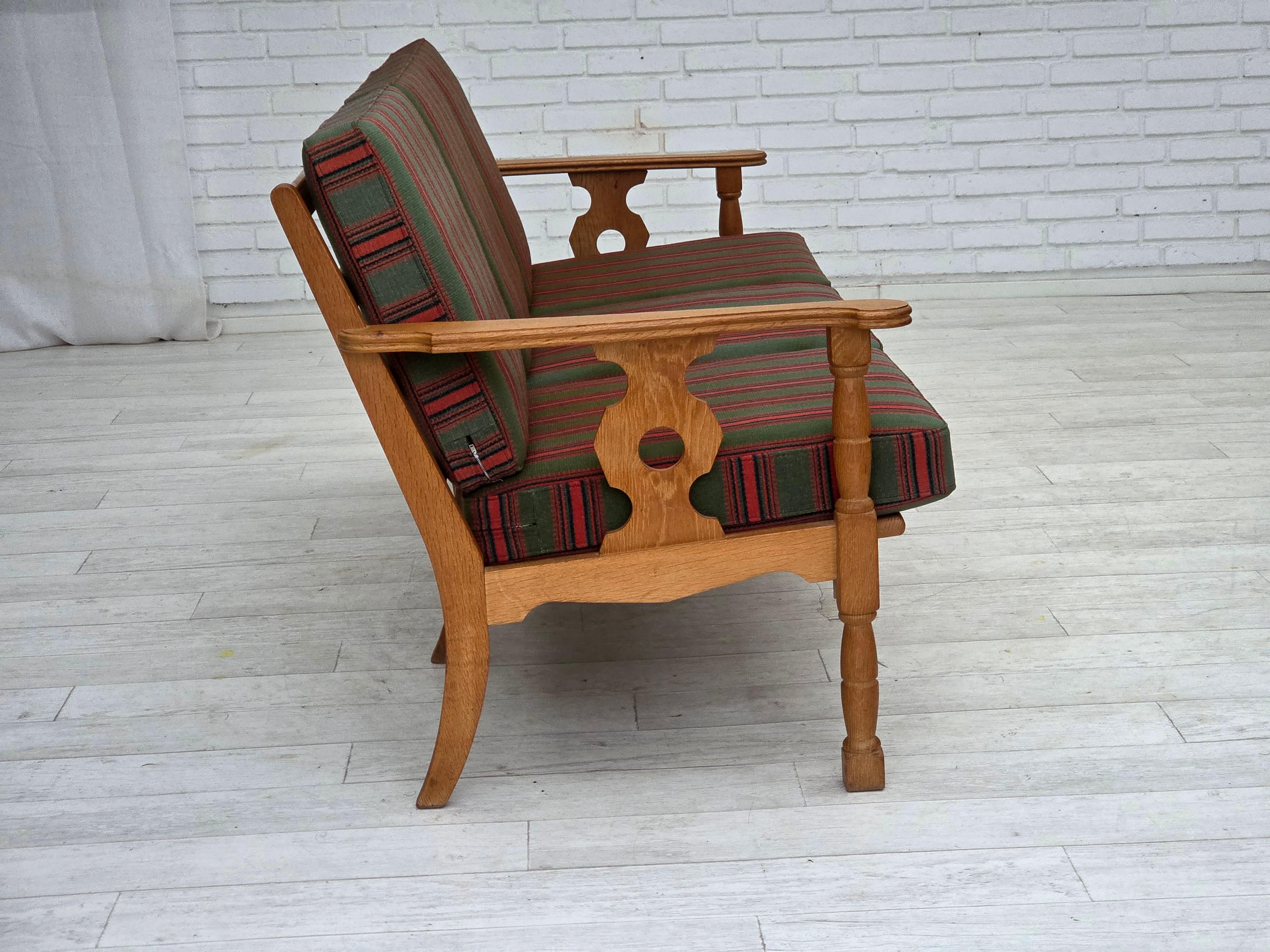 1970er, Dänisches 3-Sitzer-Sofa, grüne Möbelwolle, Eichenholz. im Zustand „Gut“ im Angebot in Tarm, 82