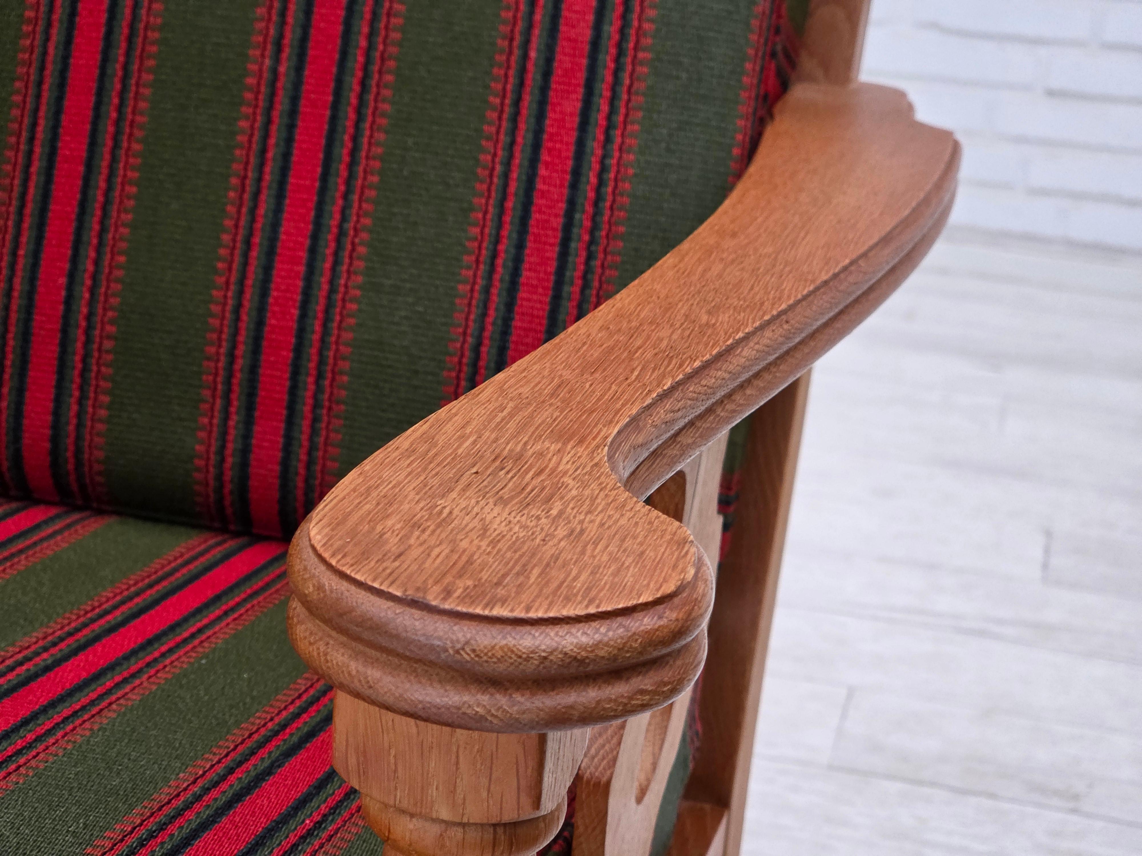 1970er, Dänisches 3-Sitzer-Sofa, grüne Möbelwolle, Eichenholz. (Ende des 20. Jahrhunderts) im Angebot