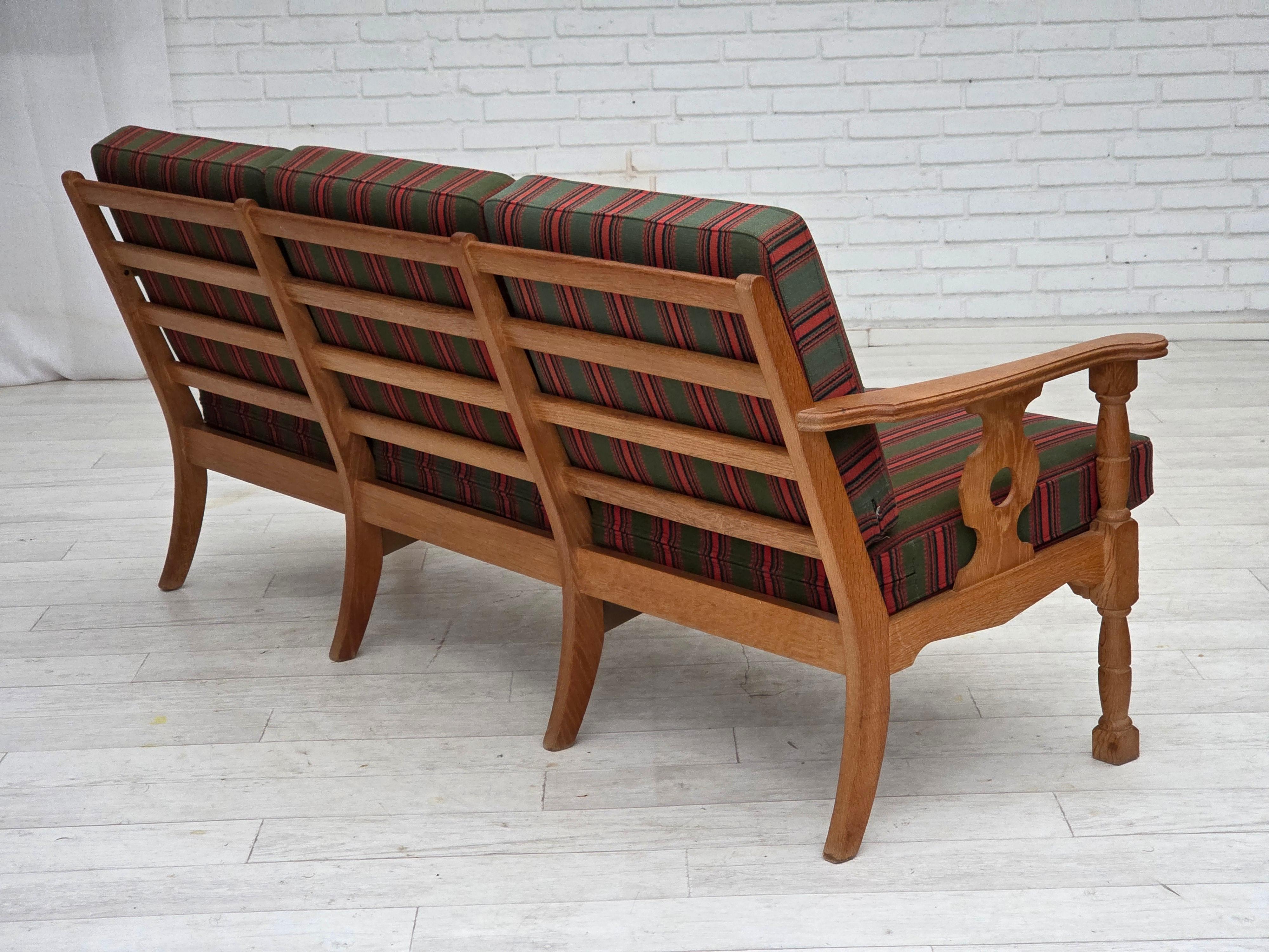 1970er, Dänisches 3-Sitzer-Sofa, grüne Möbelwolle, Eichenholz. (Wolle) im Angebot