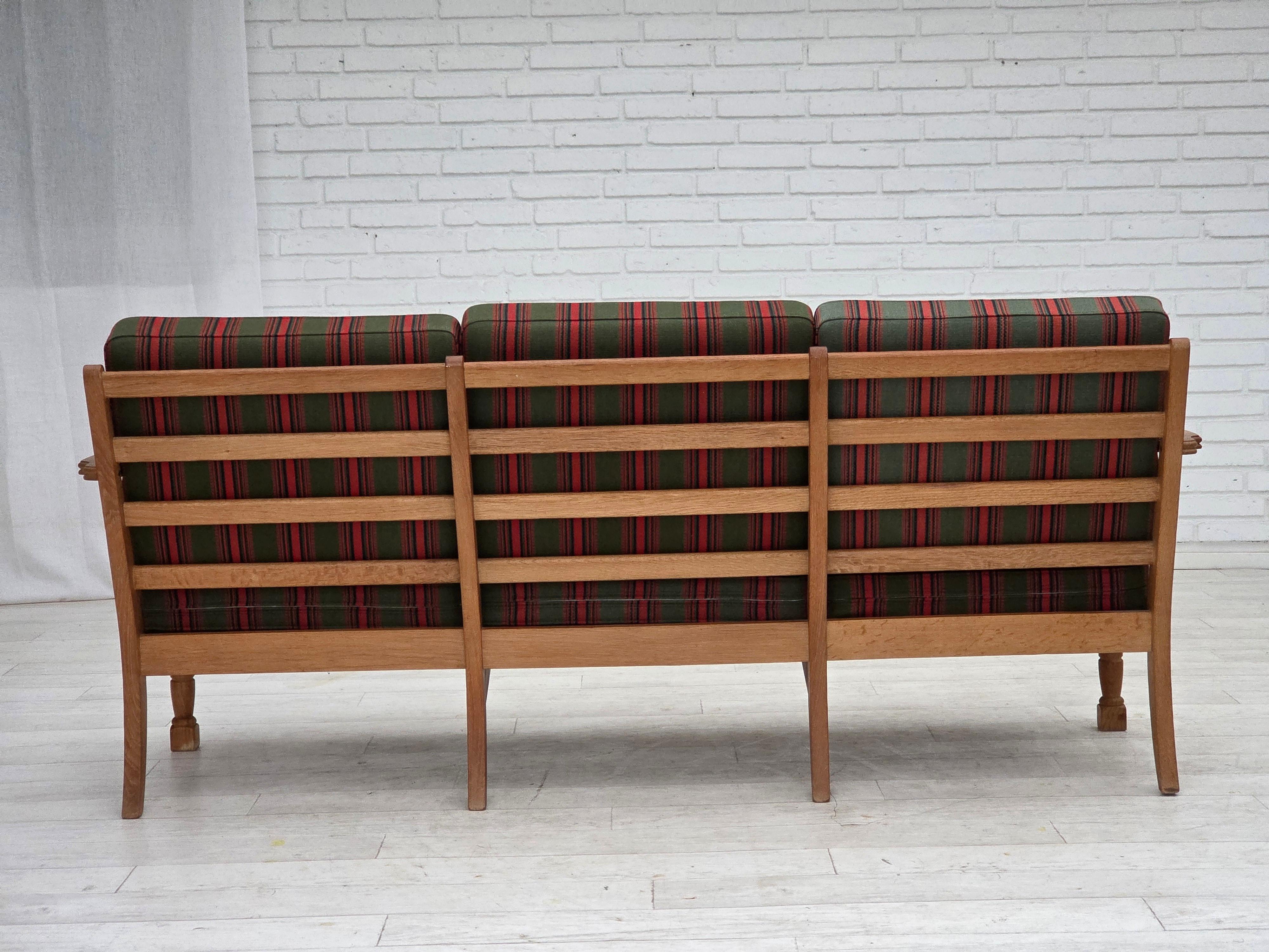 1970er, Dänisches 3-Sitzer-Sofa, grüne Möbelwolle, Eichenholz. im Angebot 1