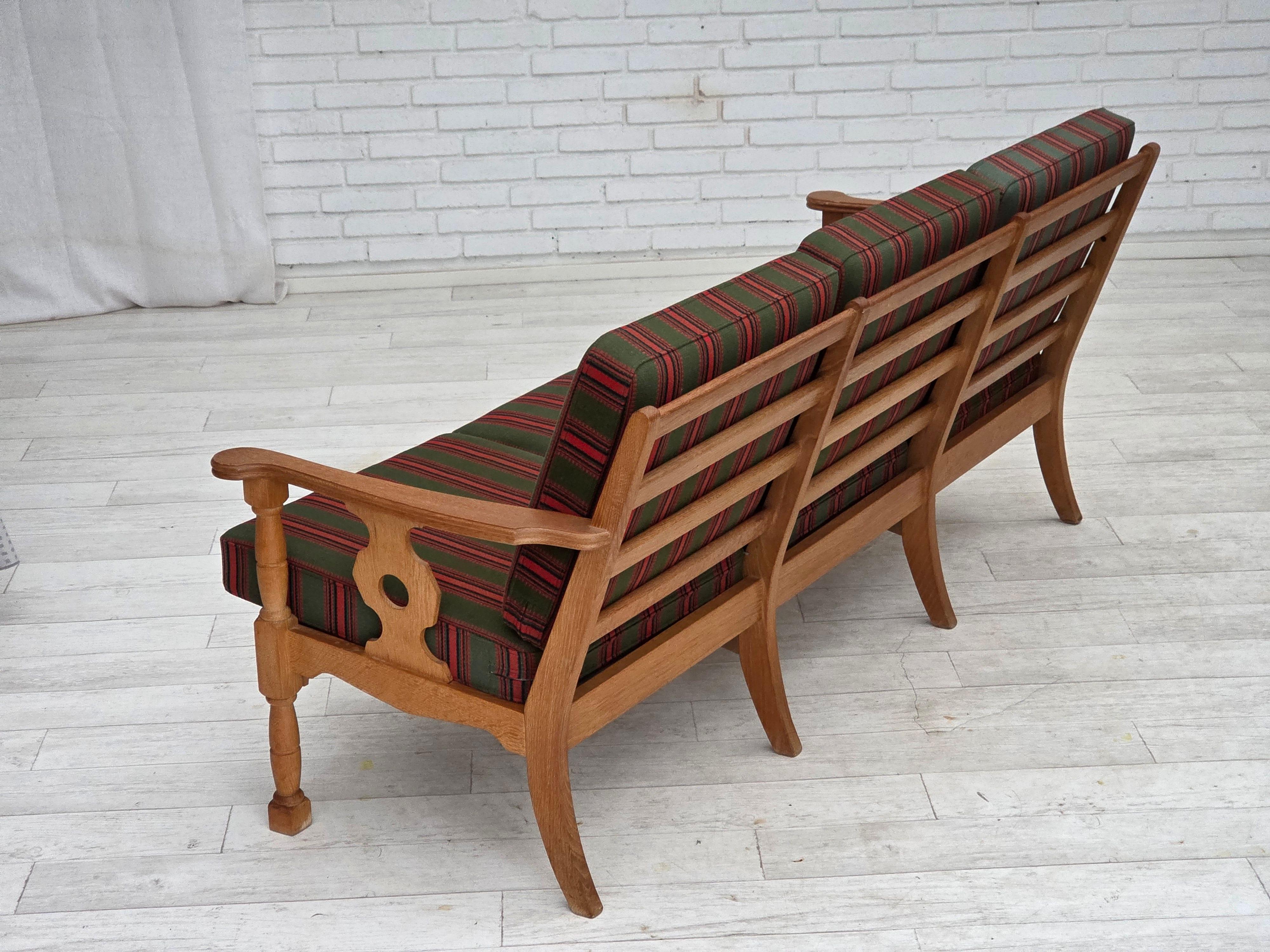 1970er, Dänisches 3-Sitzer-Sofa, grüne Möbelwolle, Eichenholz. im Angebot 2