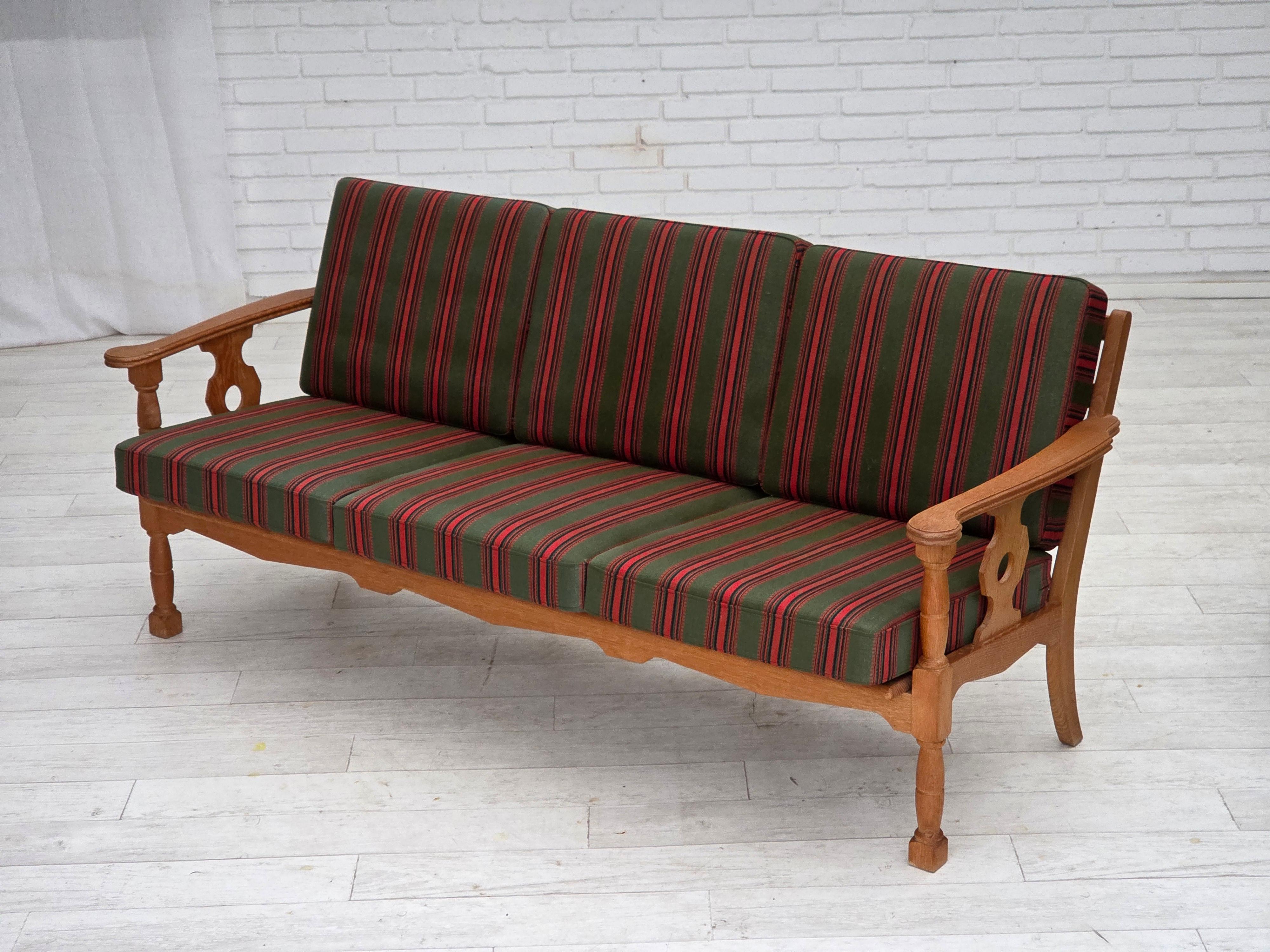 1970er, Dänisches 3-Sitzer-Sofa, grüne Möbelwolle, Eichenholz. im Angebot 3