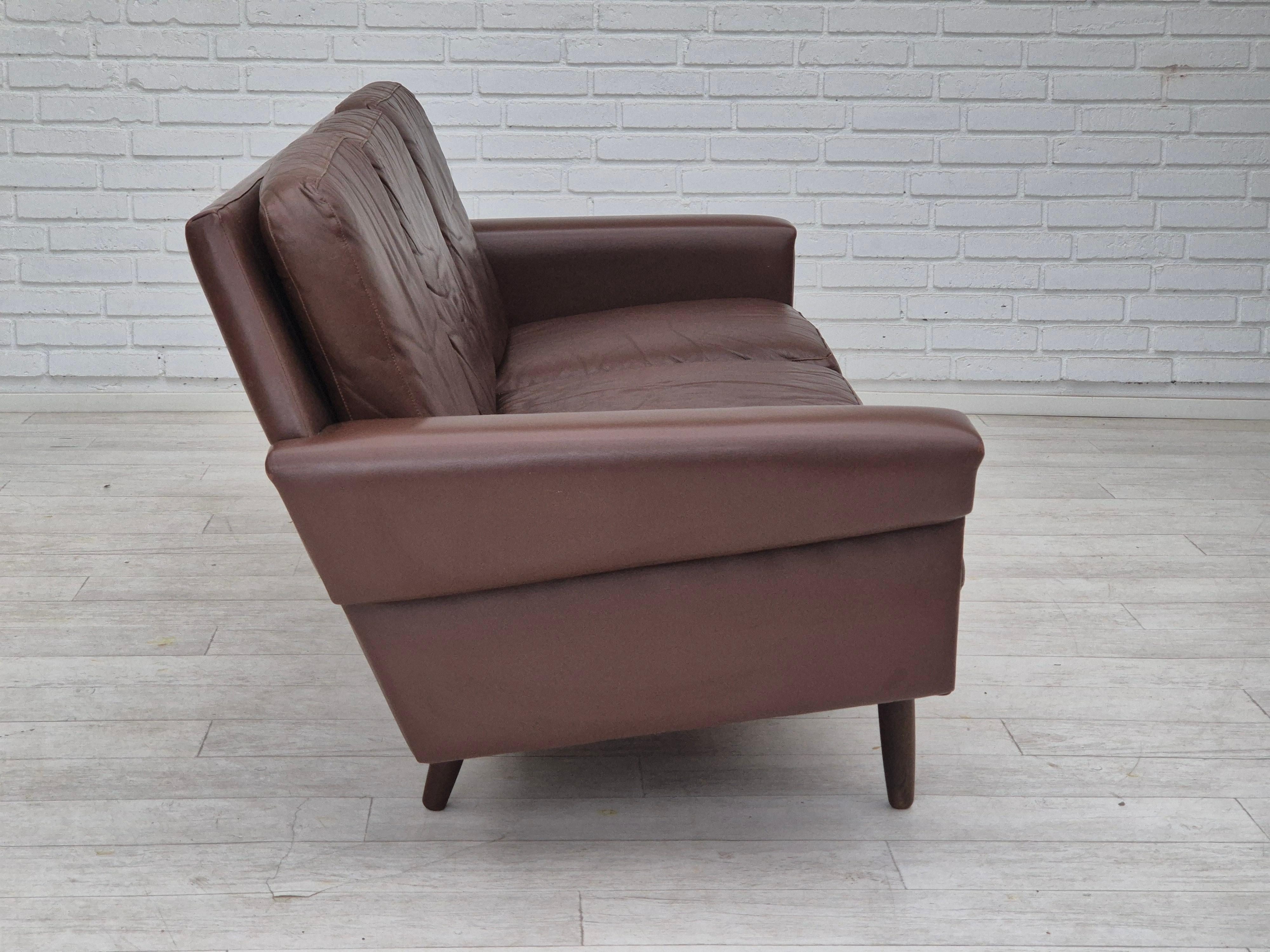 Años 70, sofá danés de 3 plazas, cuero marrón original. en venta 1