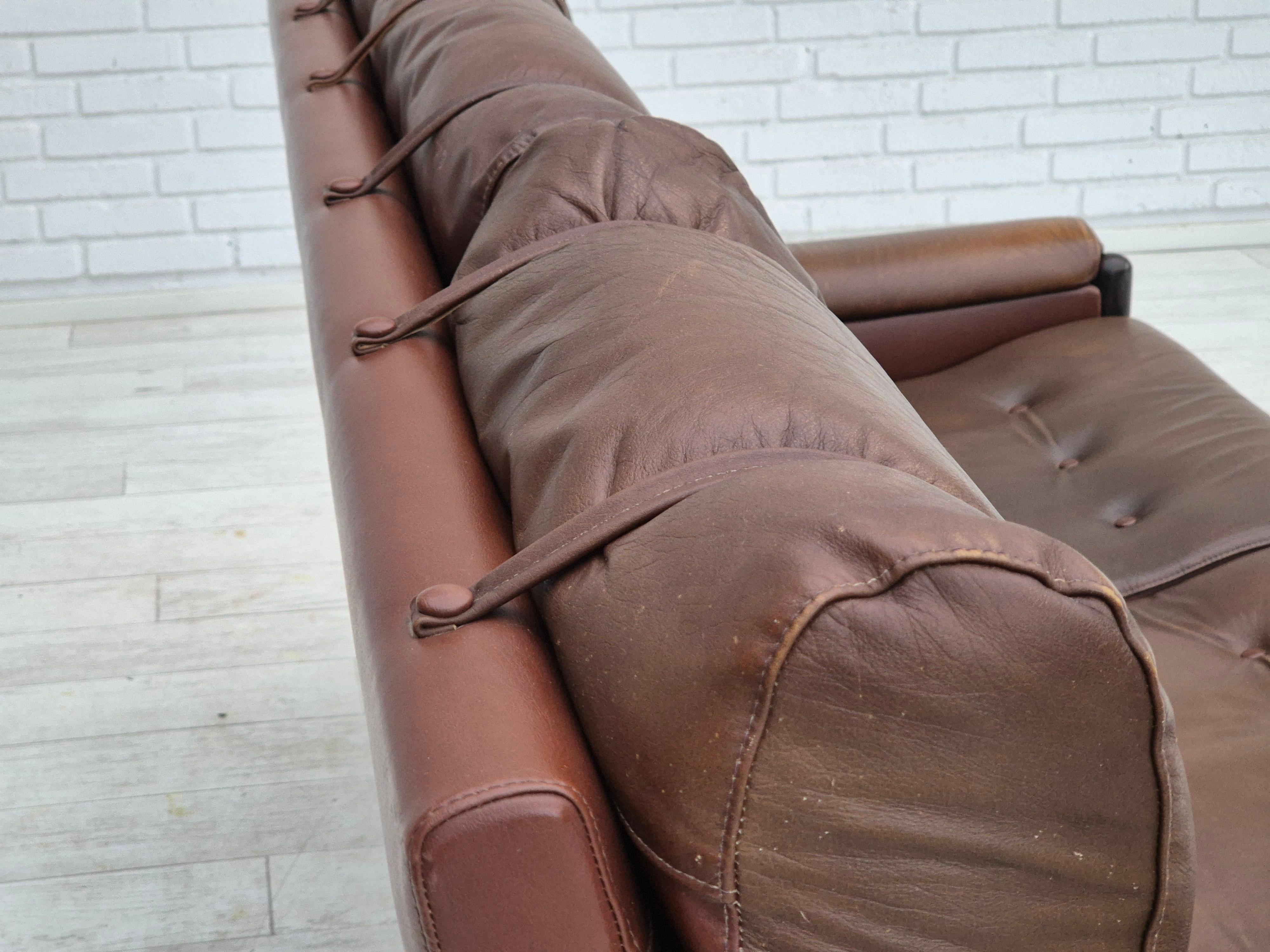 1970s, Danish 3-seater sofa, original condition, furniture leather, oak wood. For Sale 9