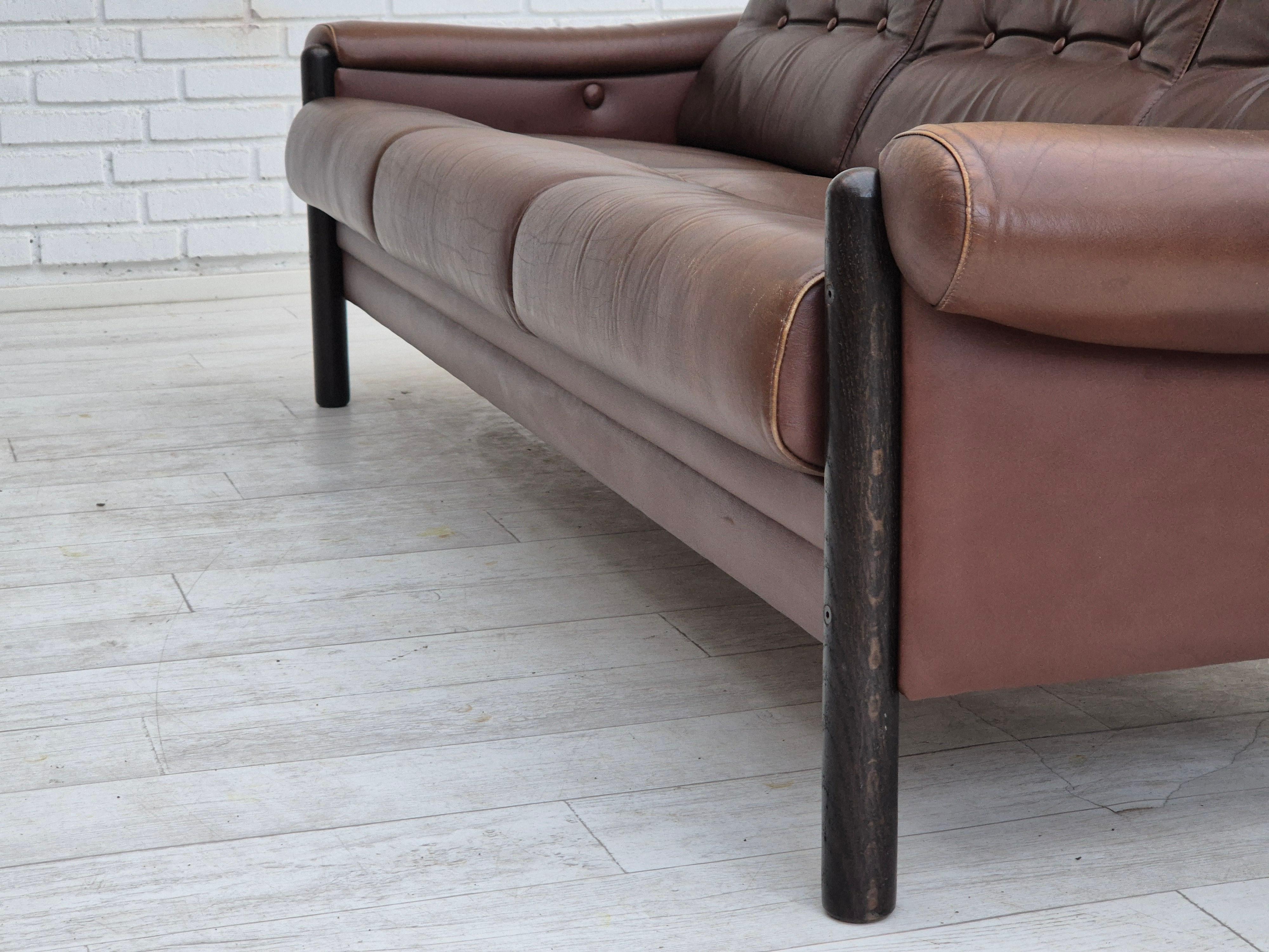 1970s, Danish 3-seater sofa, original condition, furniture leather, oak wood. For Sale 14