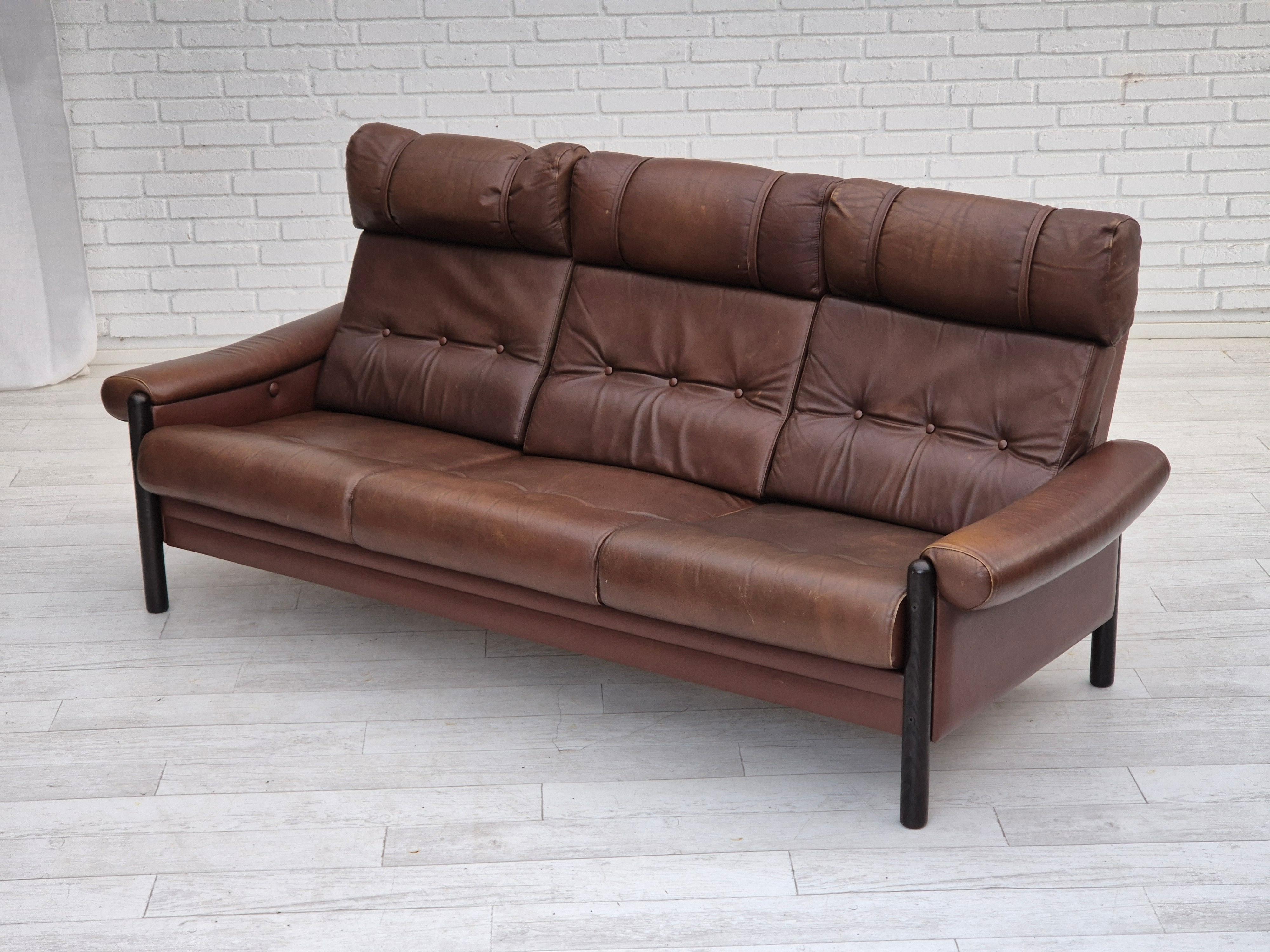 1970s, Danish 3-seater sofa, original condition, furniture leather, oak wood. For Sale 2