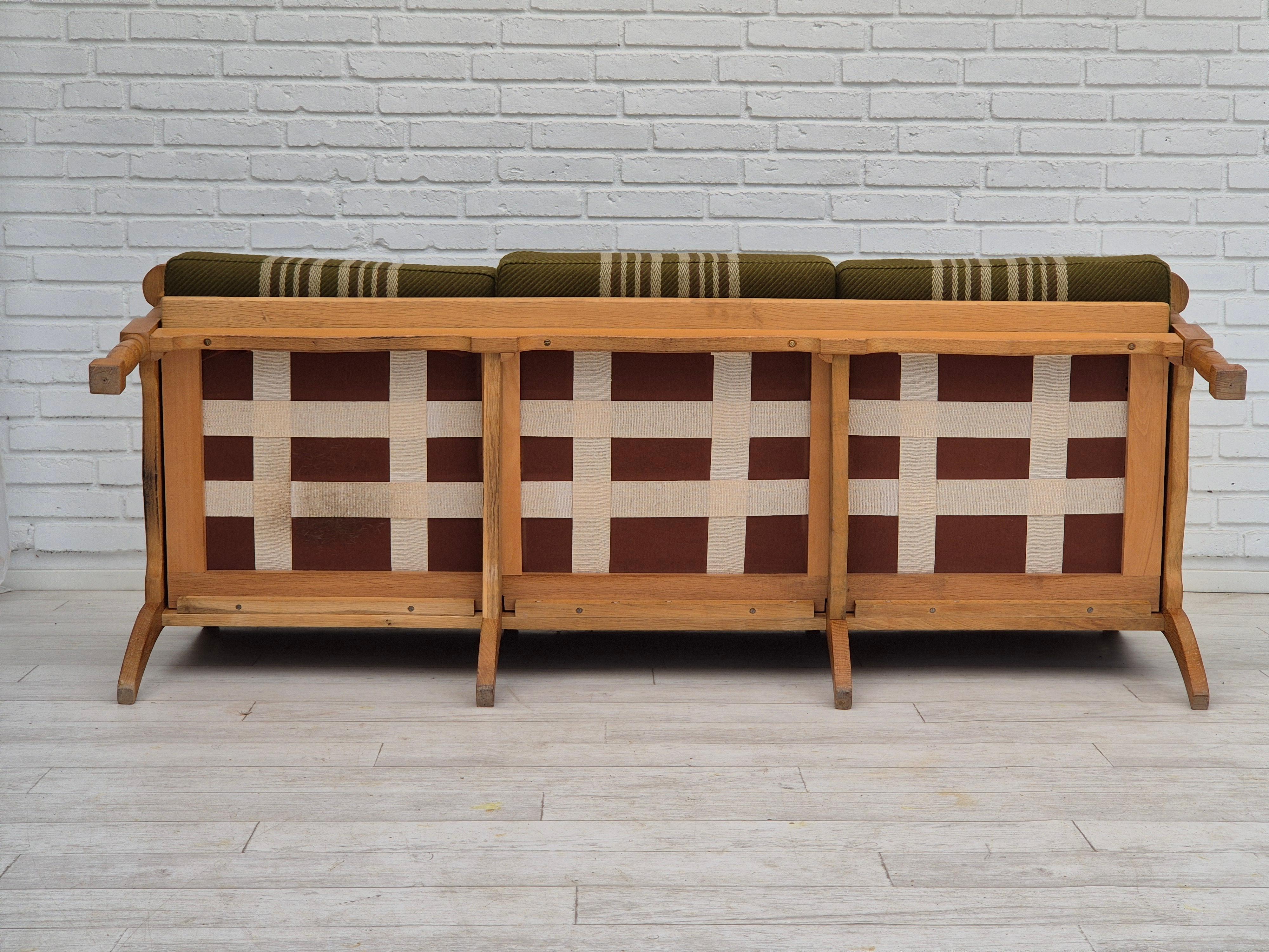 1970s, Danish 3 seater sofa, original condition, furniture wool, solid oak wood. en vente 3