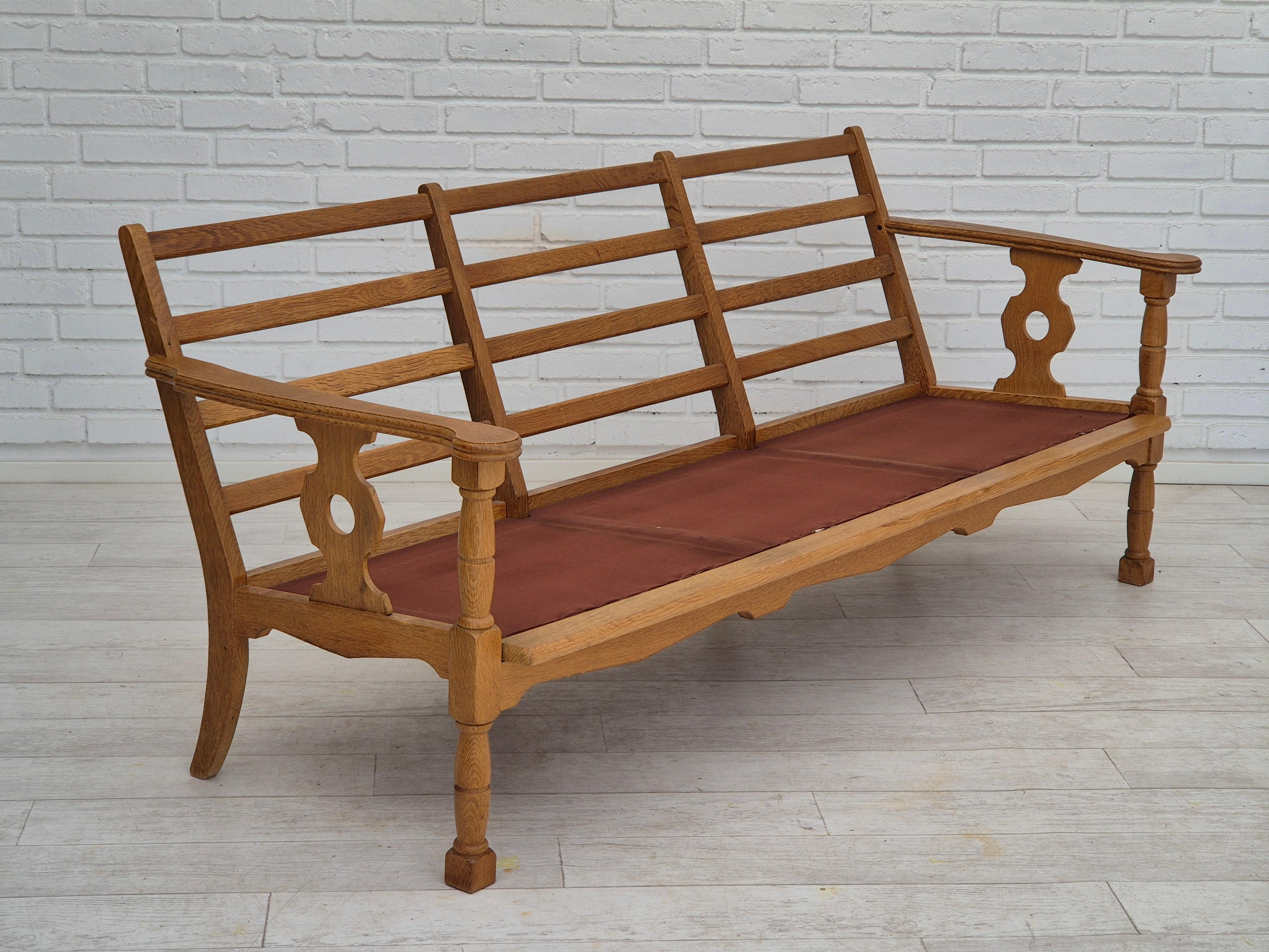 1970s, Danish 3 seater sofa, original condition, furniture wool, solid oak wood. en vente 4