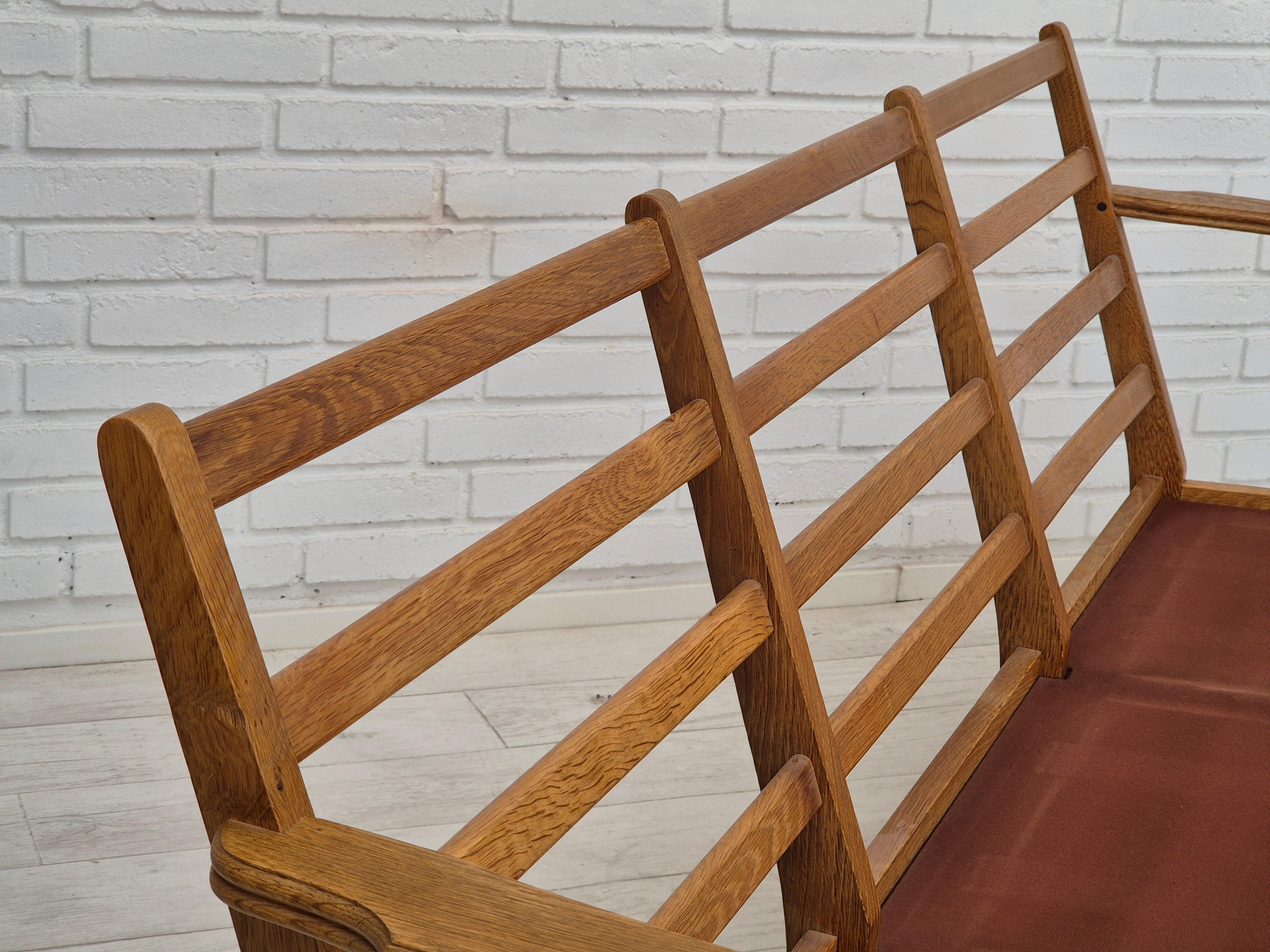 1970s, Danish 3 seater sofa, original condition, furniture wool, solid oak wood. en vente 5