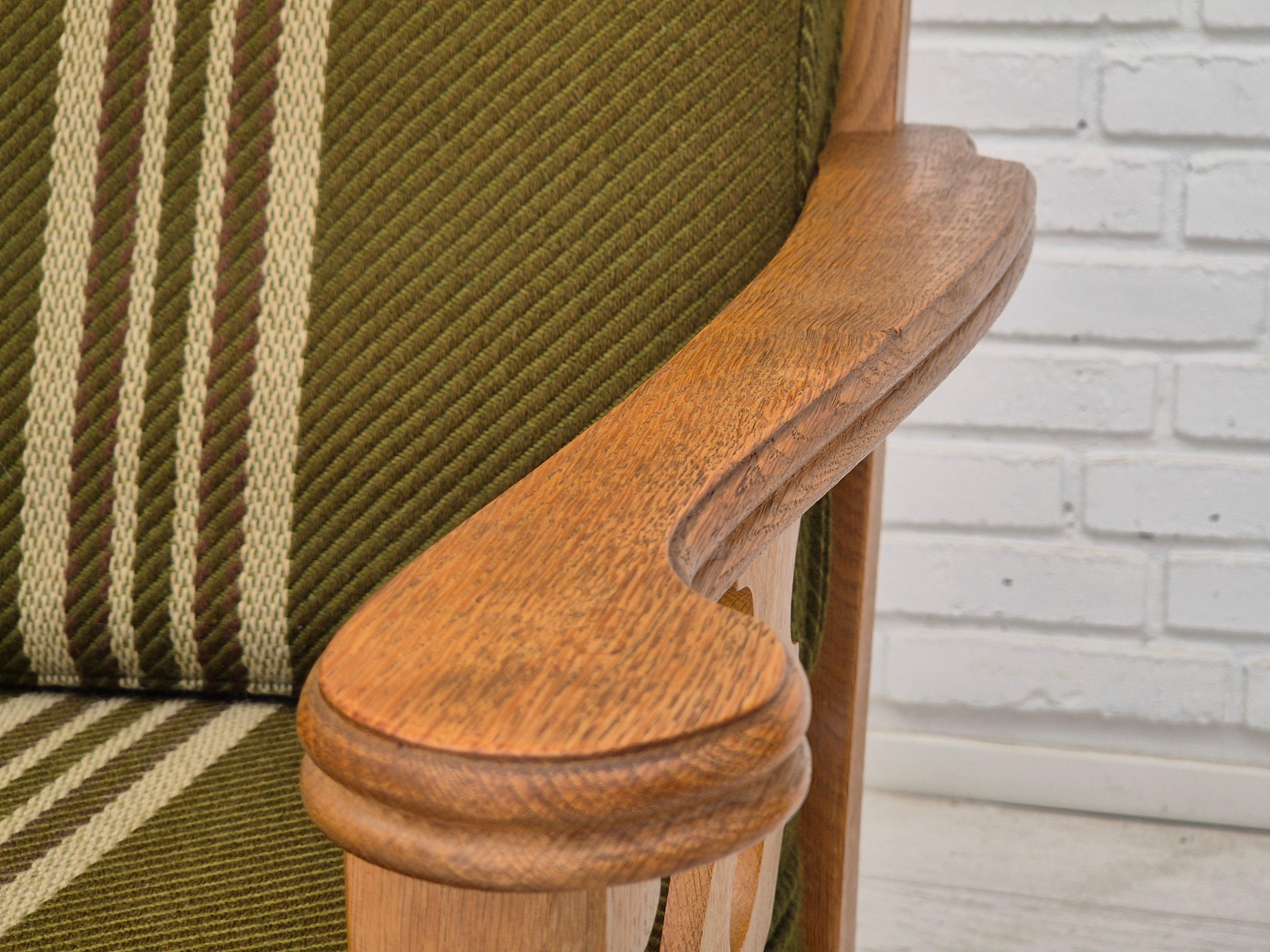 1970s, Danish 3 seater sofa, original condition, furniture wool, solid oak wood. en vente 6