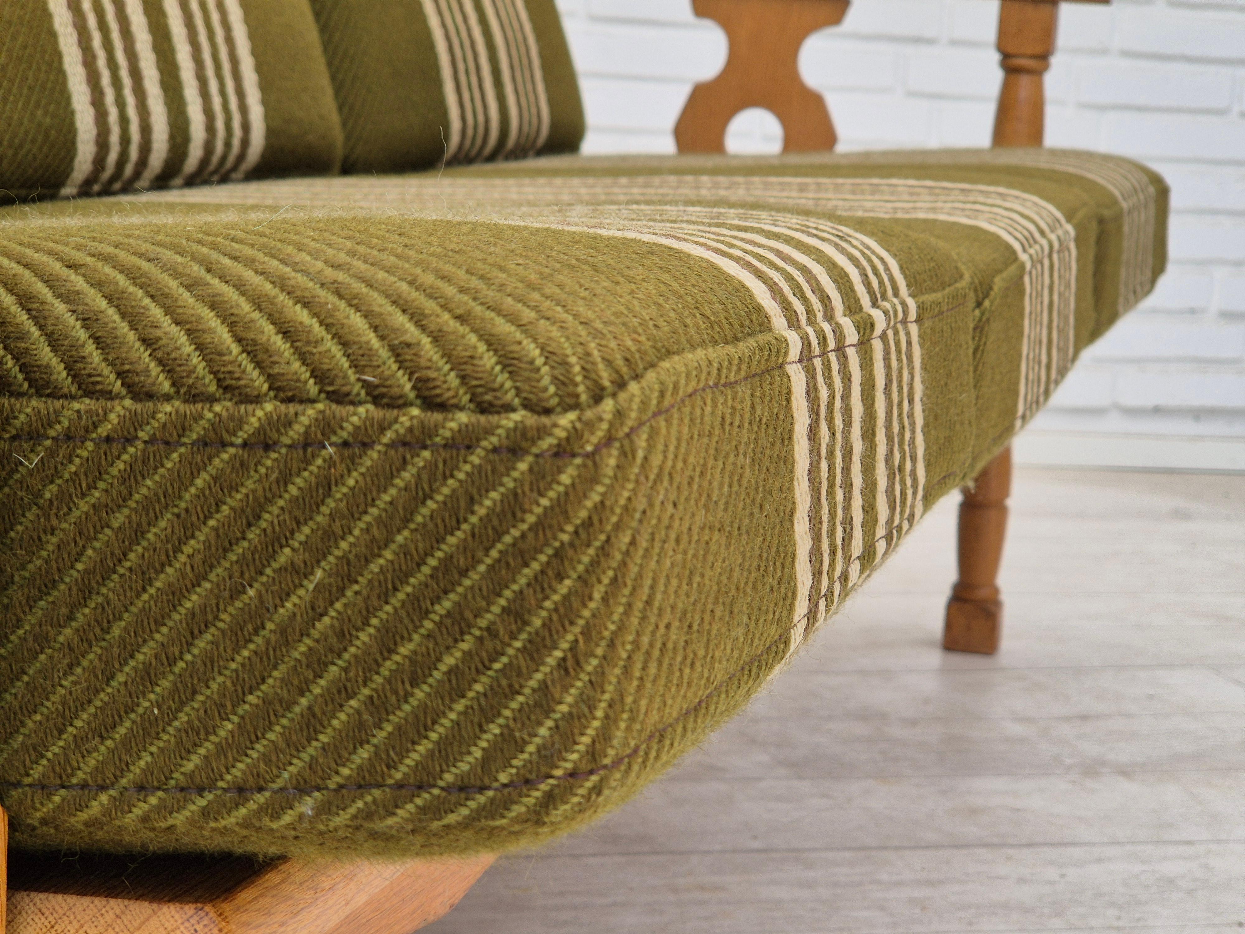 1970s, Danish 3 seater sofa, original condition, furniture wool, solid oak wood. en vente 7