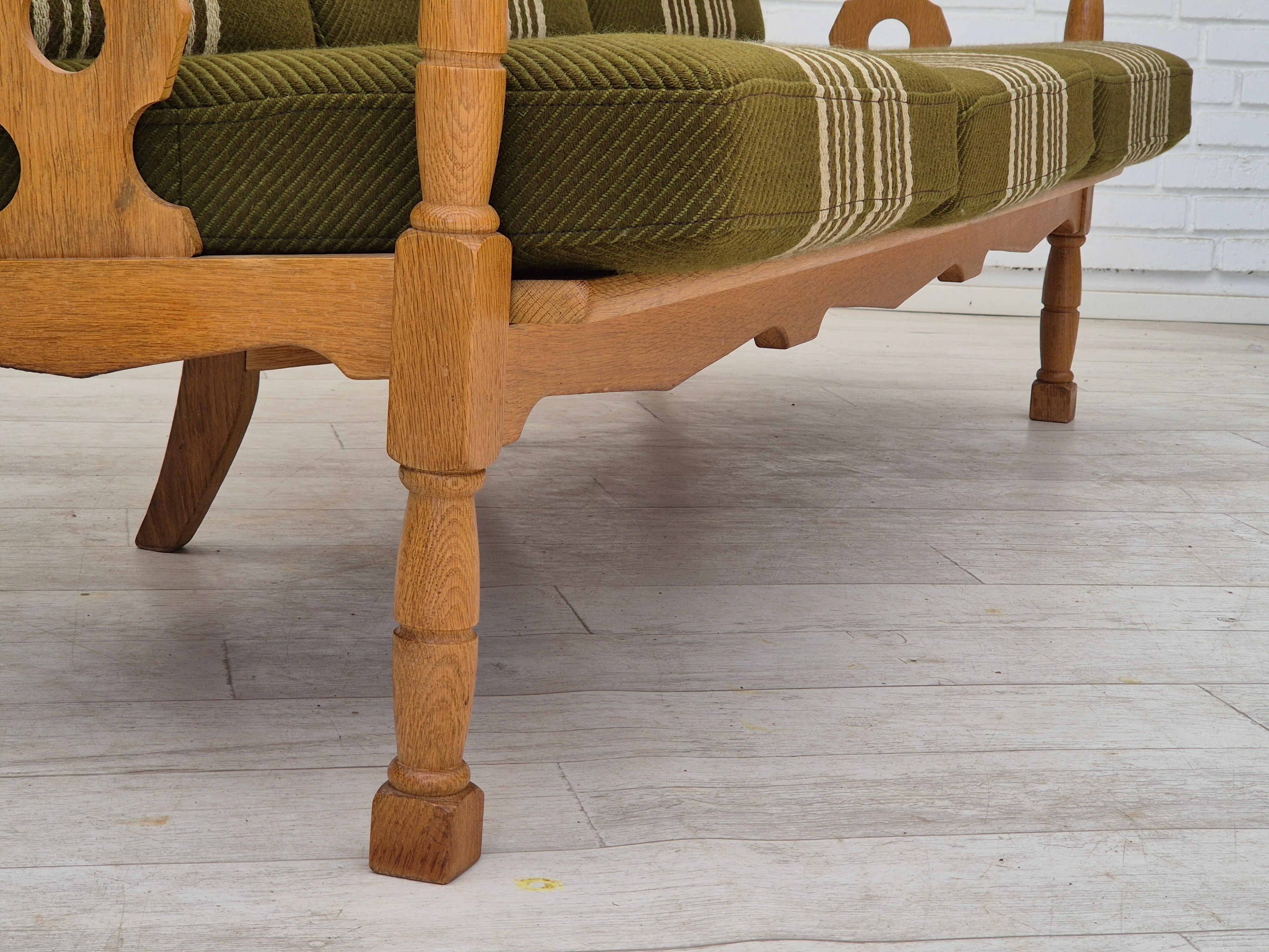 1970s, Danish 3 seater sofa, original condition, furniture wool, solid oak wood. en vente 8