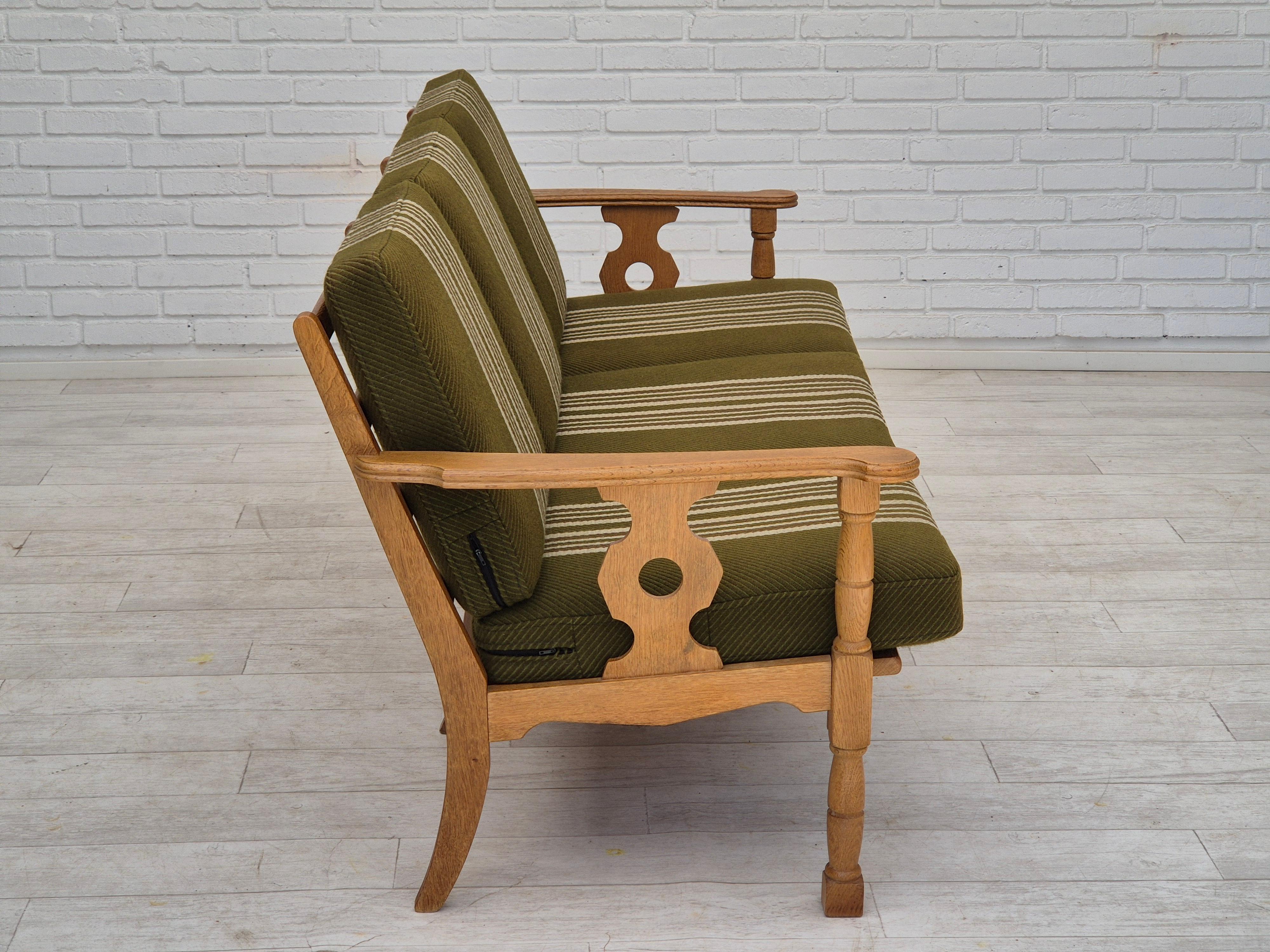 1970s, Danish 3 seater sofa, original condition, furniture wool, solid oak wood. en vente 9