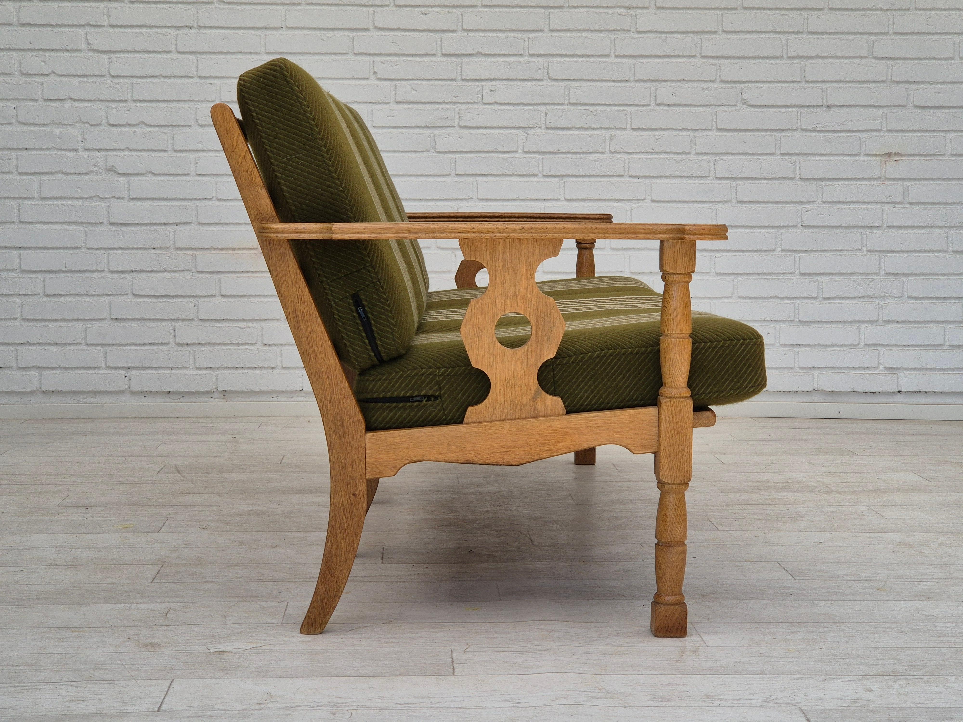 Scandinave moderne 1970s, Danish 3 seater sofa, original condition, furniture wool, solid oak wood. en vente