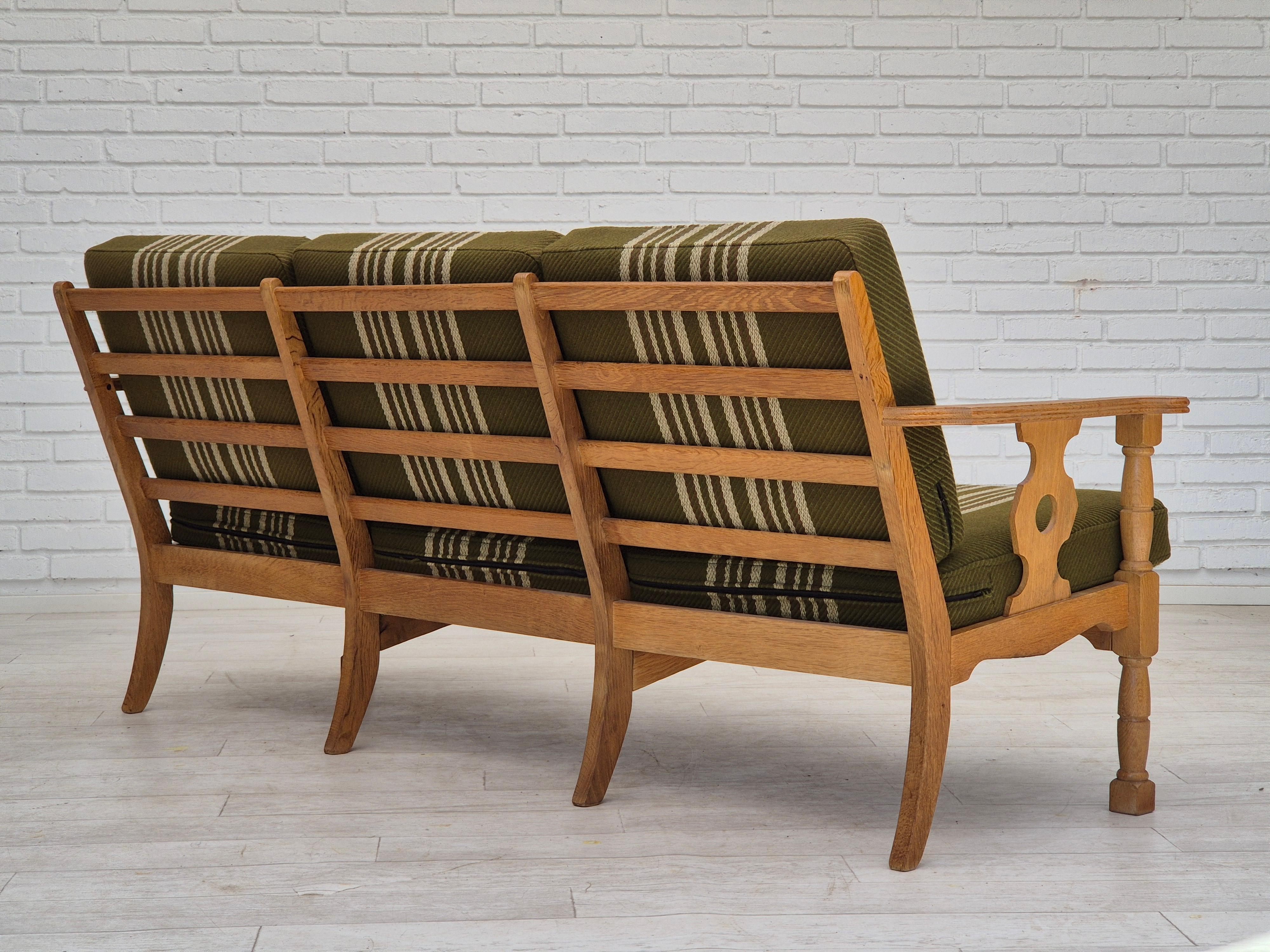 Danois 1970s, Danish 3 seater sofa, original condition, furniture wool, solid oak wood. en vente