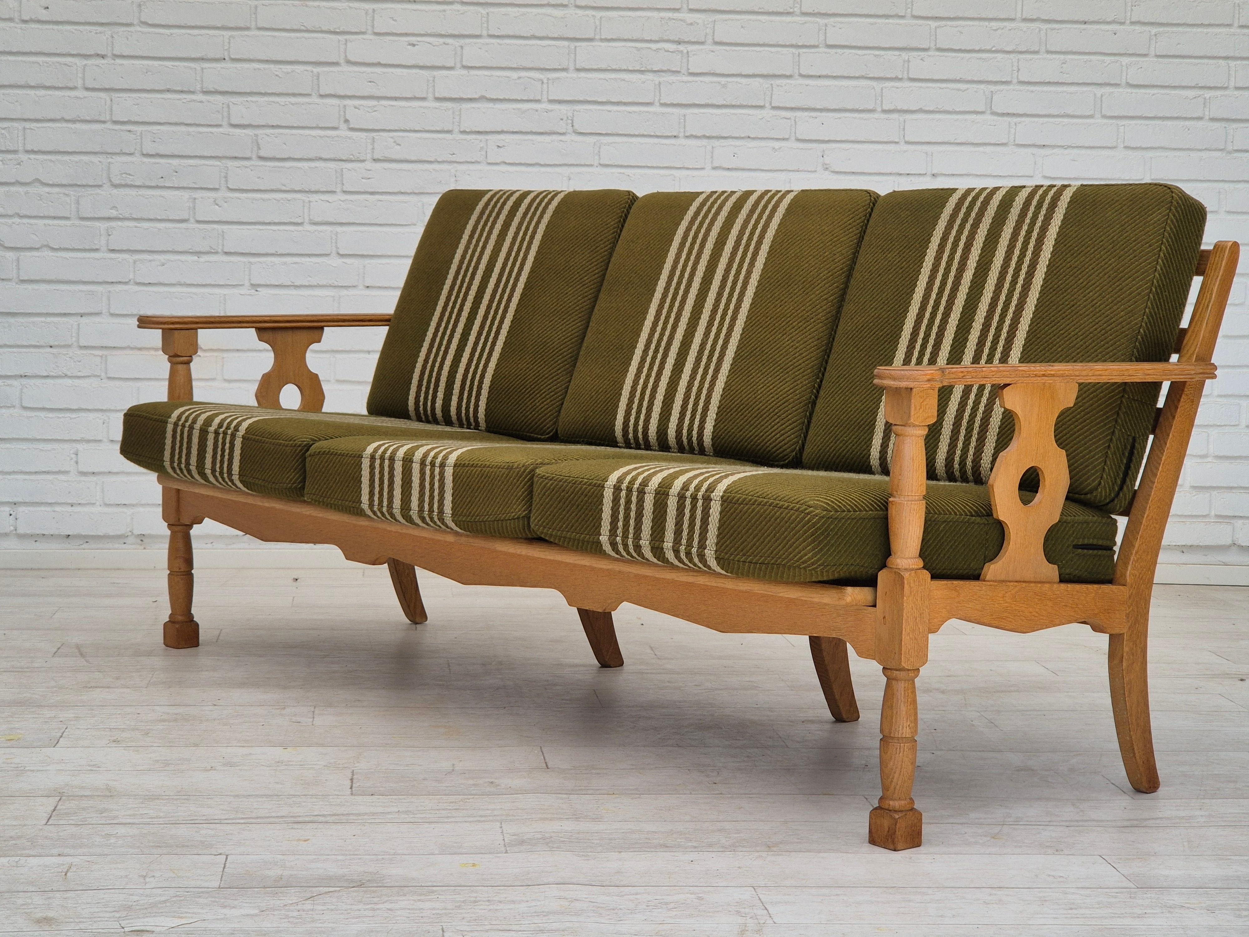 Fin du 20e siècle 1970s, Danish 3 seater sofa, original condition, furniture wool, solid oak wood. en vente