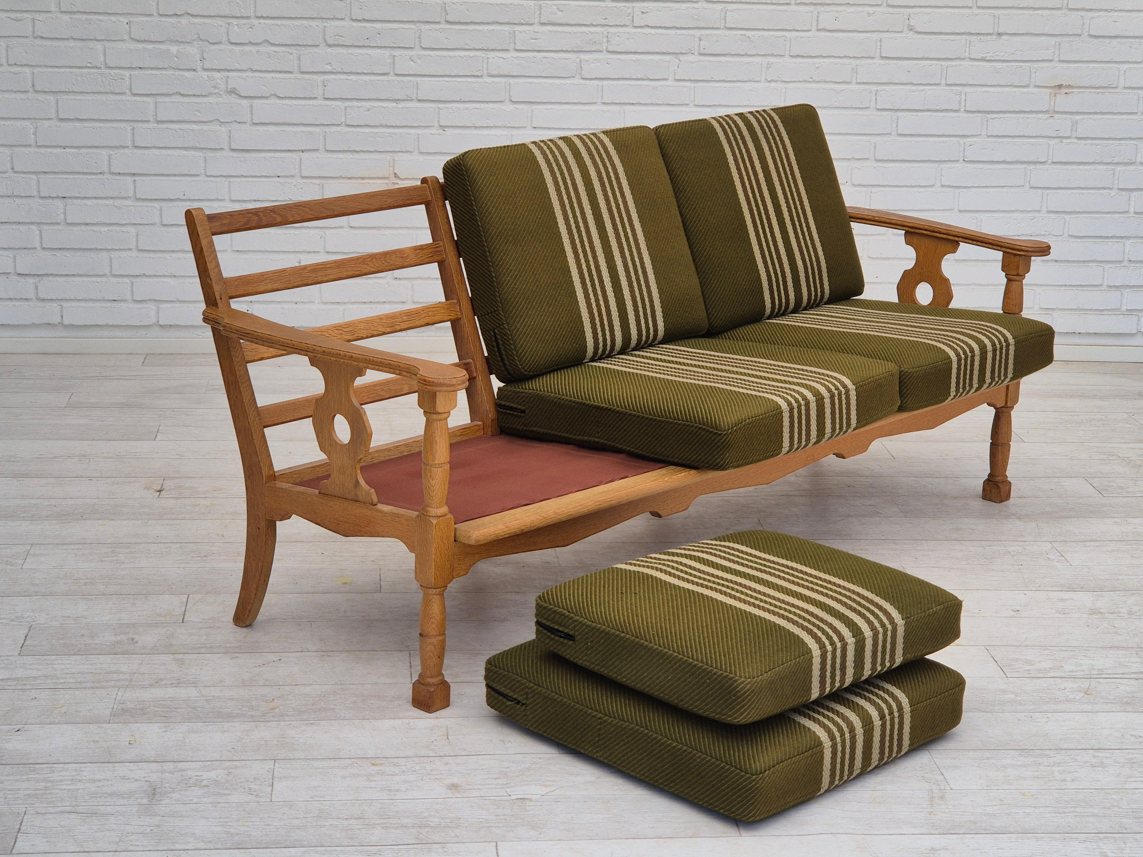 1970s, Danish 3 seater sofa, original condition, furniture wool, solid oak wood. en vente 1