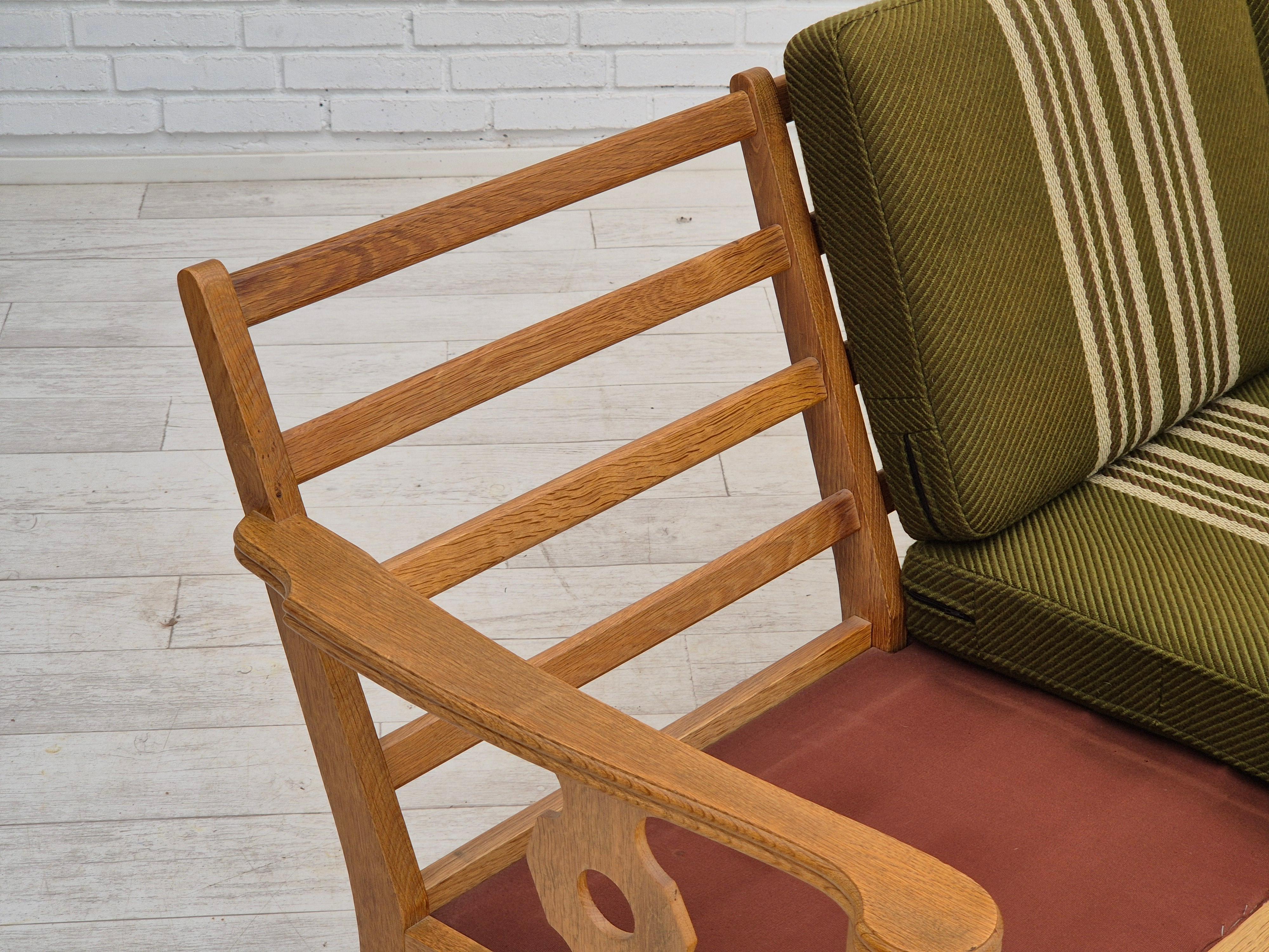 1970s, Danish 3 seater sofa, original condition, furniture wool, solid oak wood. en vente 2