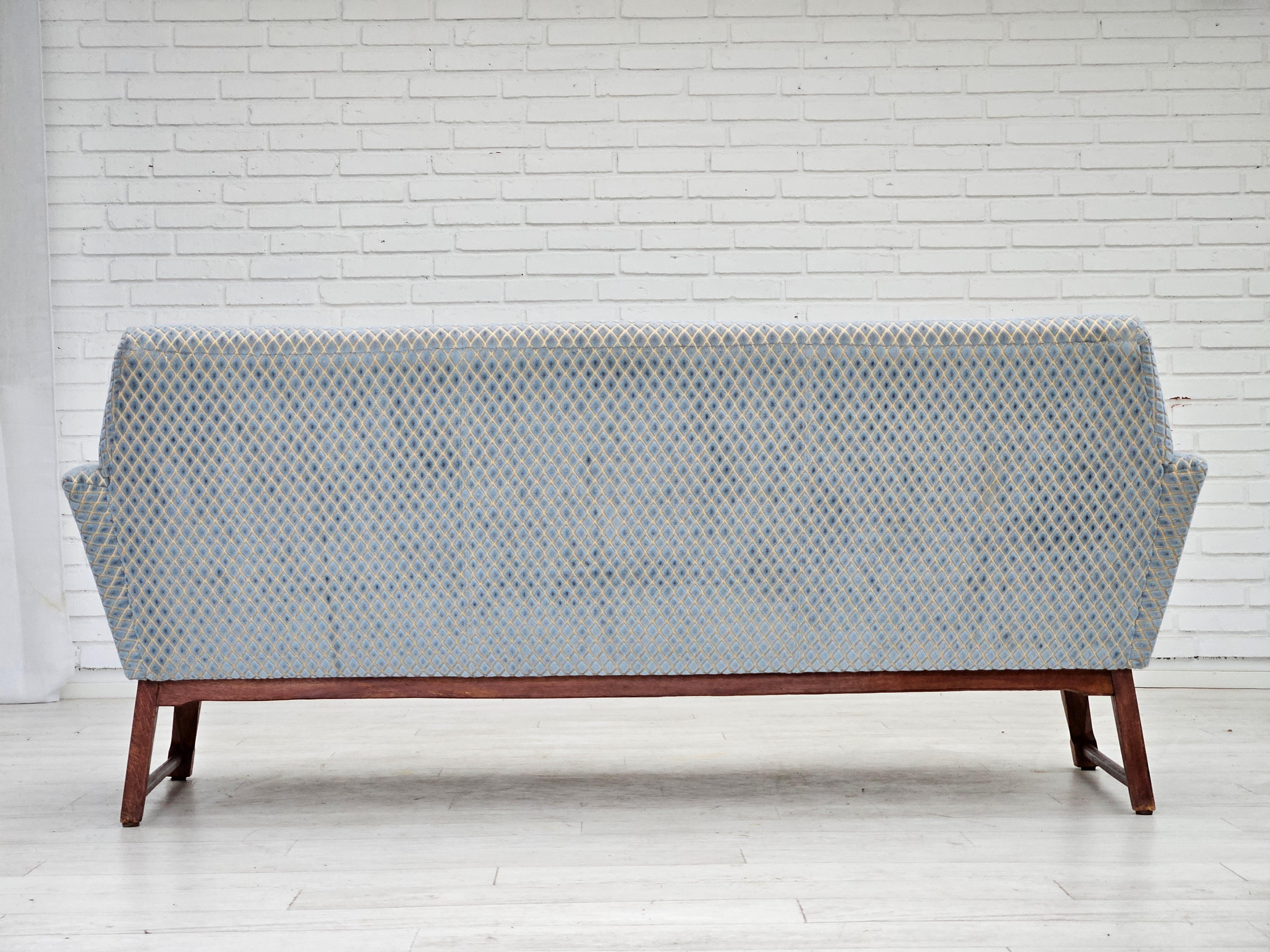 Scandinave moderne 1970s, Danish 3 seater sofa, original good condition, velour, oak wood. en vente