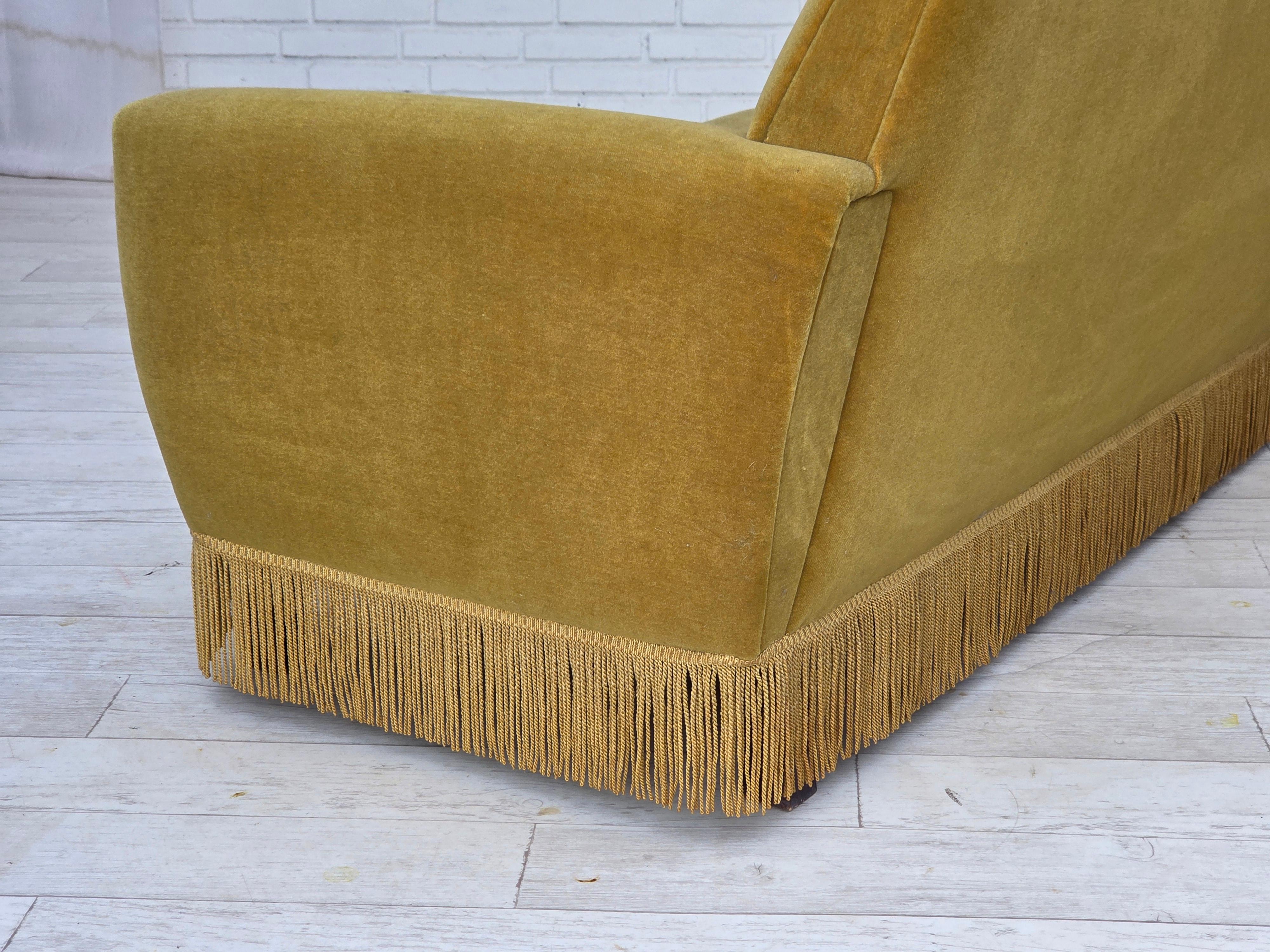 Anni '70, divano danese a 3 posti, velluto originale verde chiaro. in vendita 6