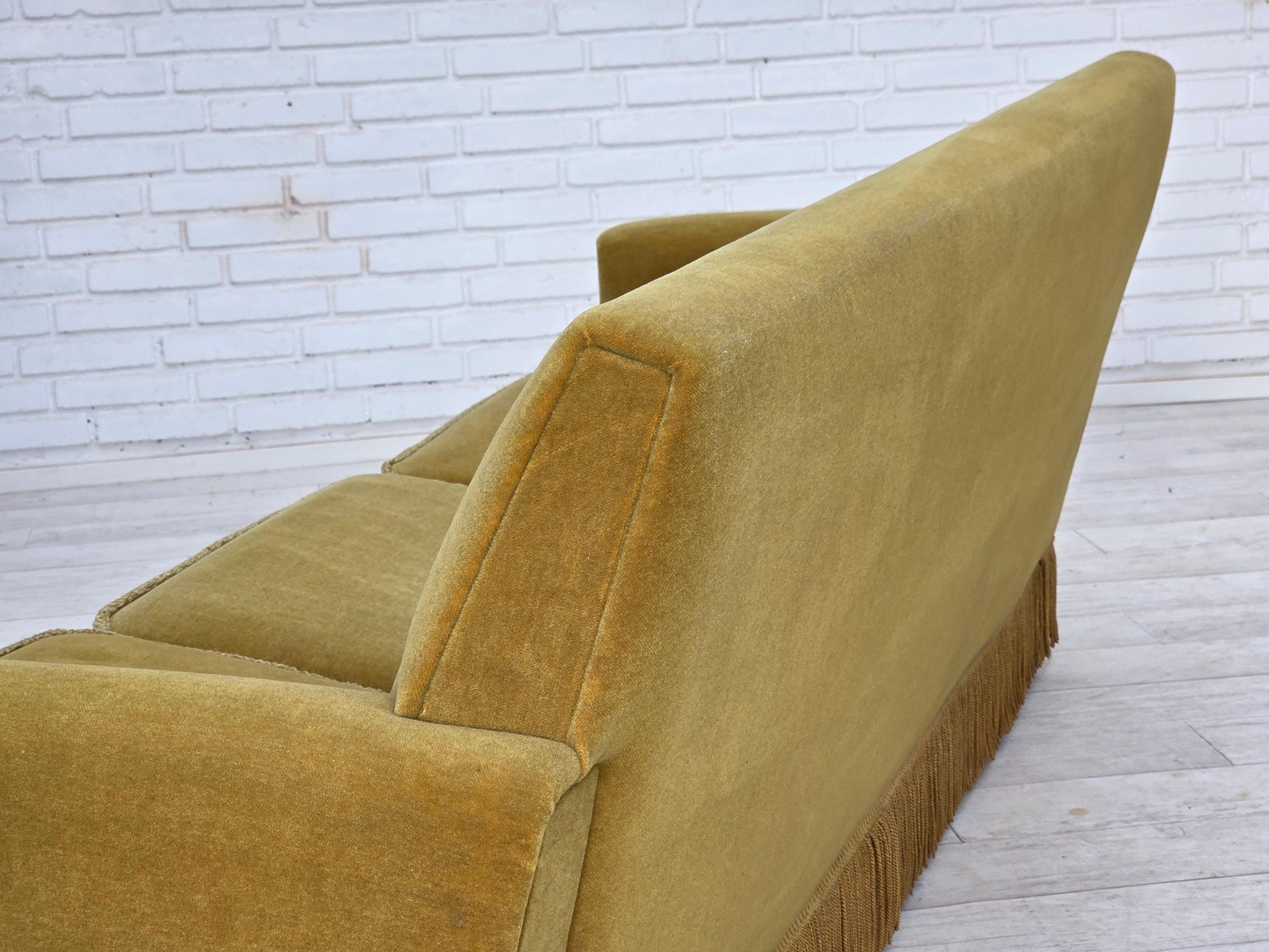 Anni '70, divano danese a 3 posti, velluto originale verde chiaro. in vendita 7