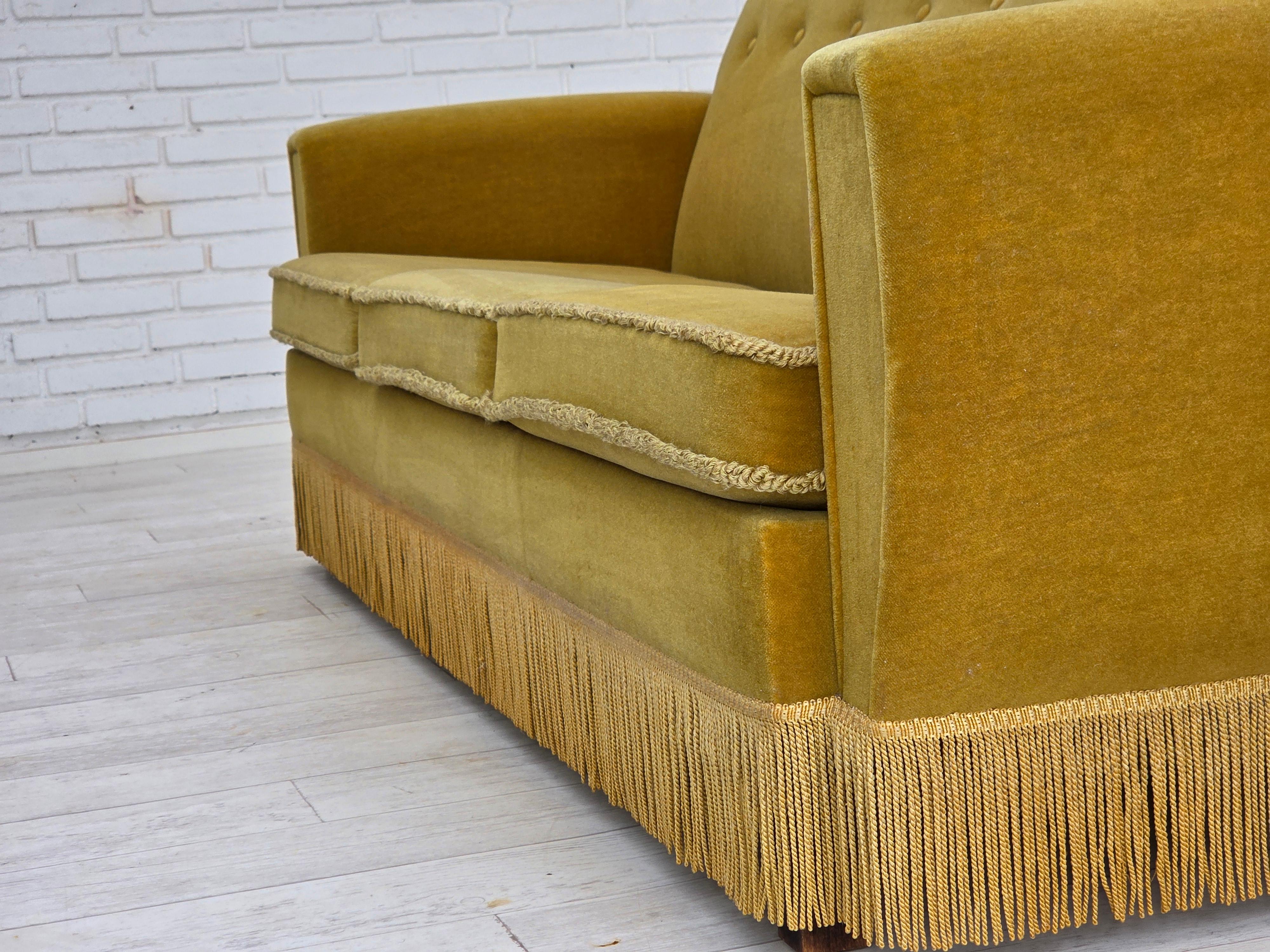 Anni '70, divano danese a 3 posti, velluto originale verde chiaro. in vendita 9